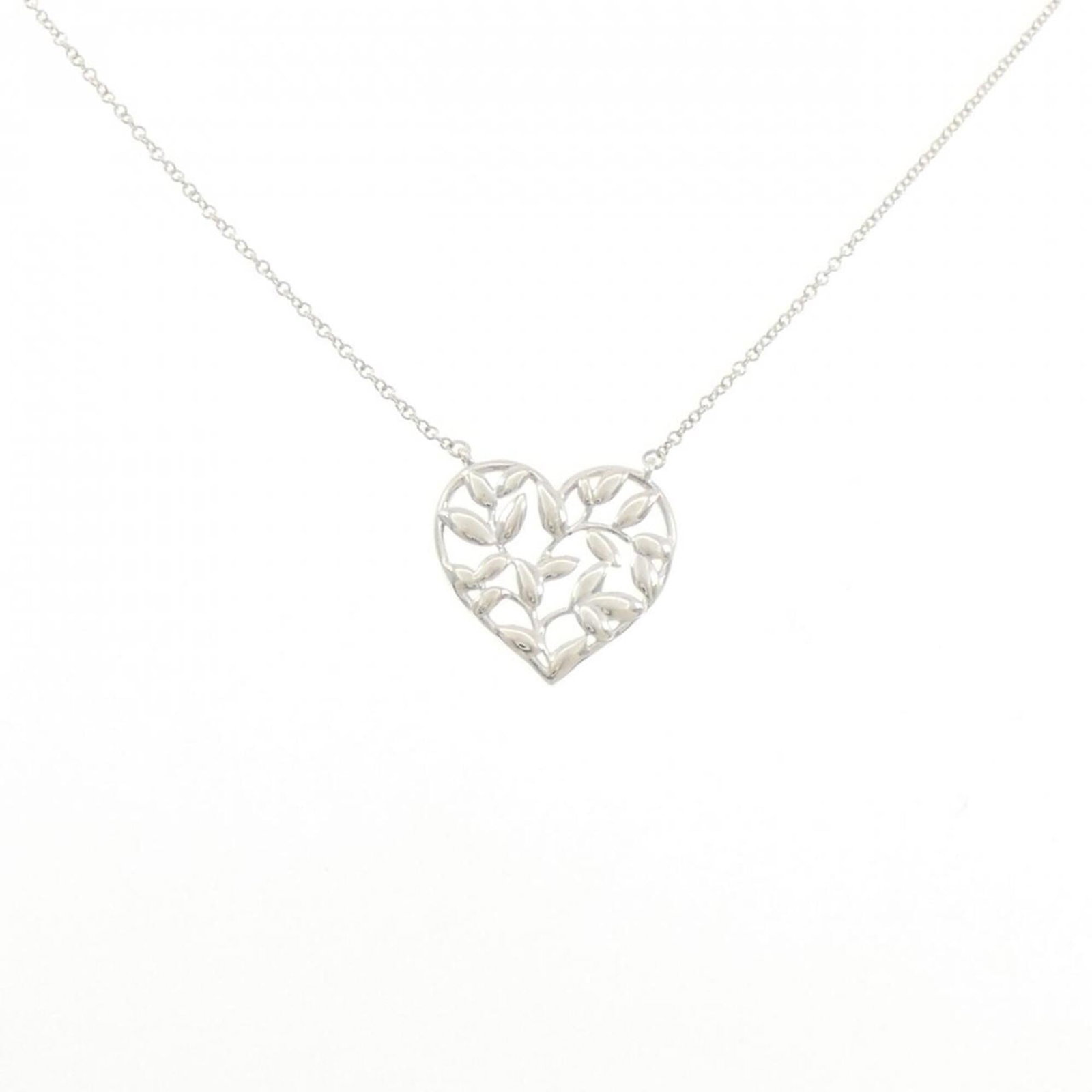 Olive leaf necklace by Tiffany: Olive leaf necklace by Tiffany Silver 925 olive leaf pendant on a necklace, bearing the Tiffany brand, is available for purchase. The piece features a 16.3mm x 17.7mm pendant with a 46 cm / 18.11''