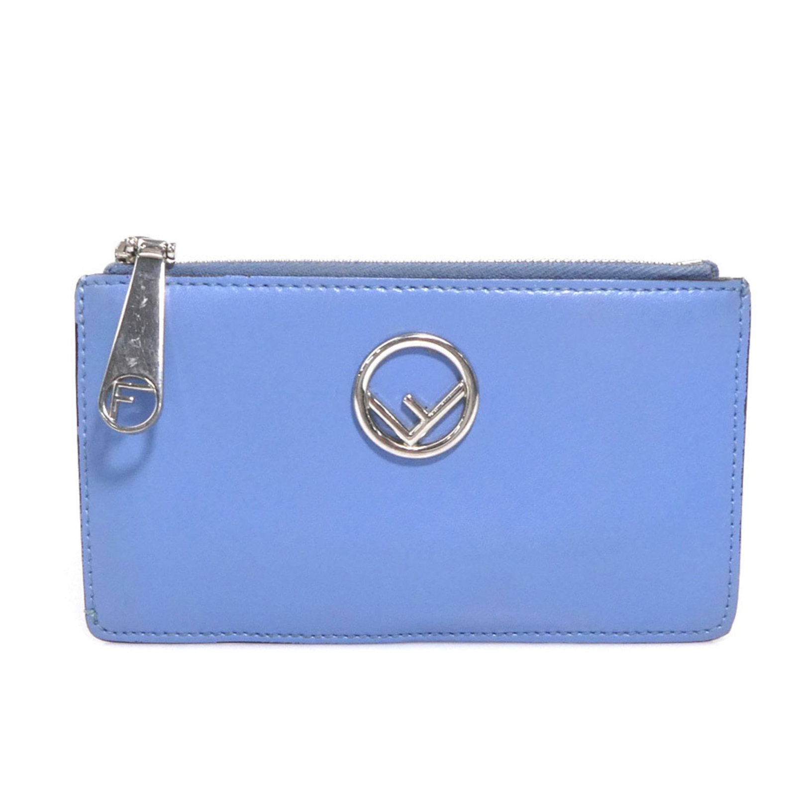 Coin purse leather case Fendi: Coin purse leather case Fendi This Fendi coin purse leather case boasts a striking blue hue, measuring 7.8cm x 13.3cm in size. With its classic design and high-quality leather material, it retains