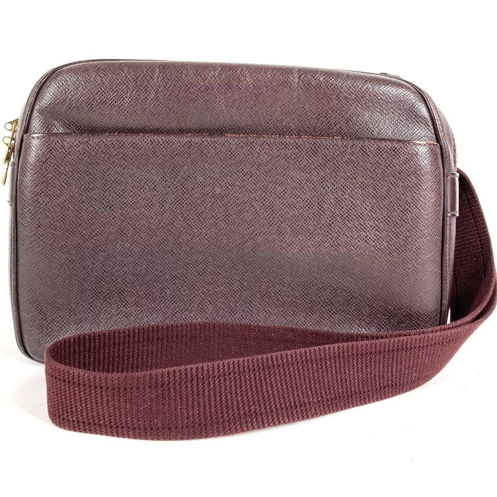 Shoulder Bag Taiga Leather by Louis Vuitton: Shoulder Bag Taiga Leather by Louis Vuitton Taiga Leather by Louis Vuitton, a versatile shoulder bag with a rich purple hue and durable Taiga leather construction. Measuring 20cm x 28.5cm x 14cm, it
