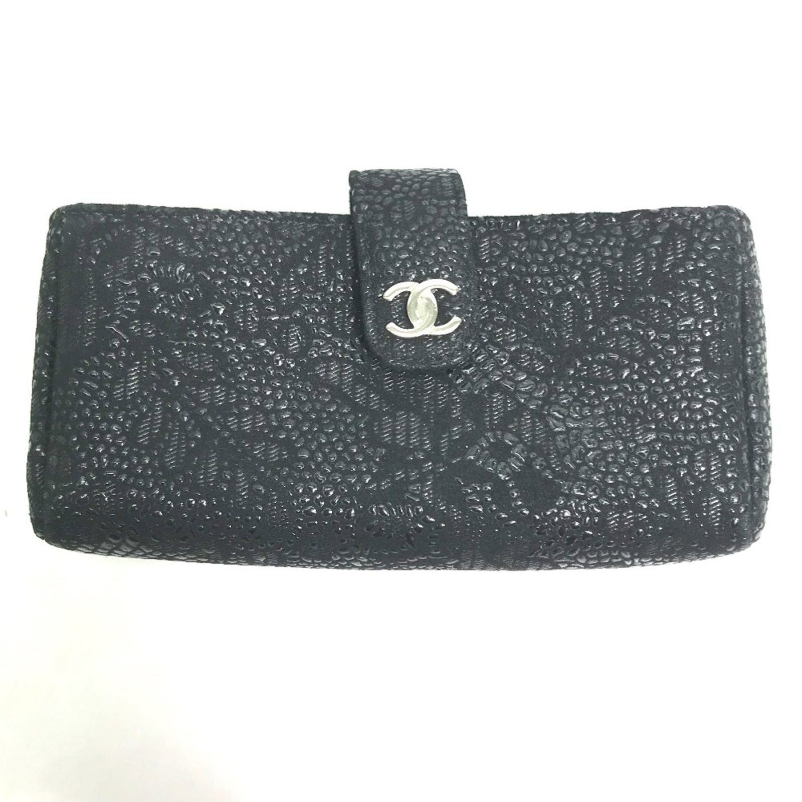 Chanel Pouch Leather: Chanel Pouch Leather Black leather Chanel pouch in very good condition, with some traces of usage and minor scratches. The classic design remains intact despite some signs of wear, showcasing the