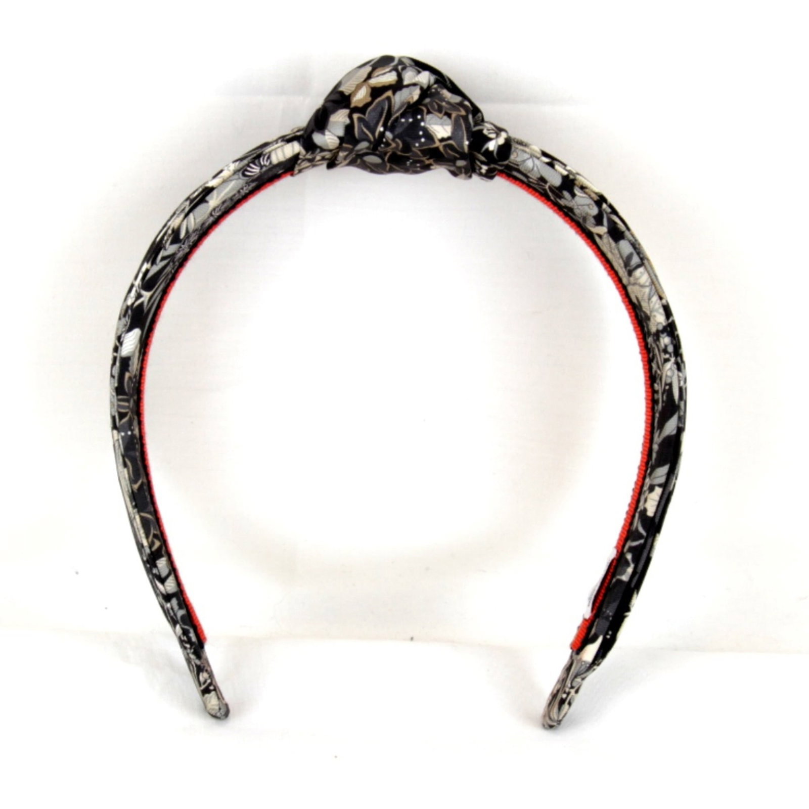 Silk band of Alice and Hermes: Silk band of Alice and Hermes Silk band from the iconic Alice by Herm?s collection, featuring a sleek black design. This 15cm x 14cm silk band boasts a timeless elegance that complements any outfit.
