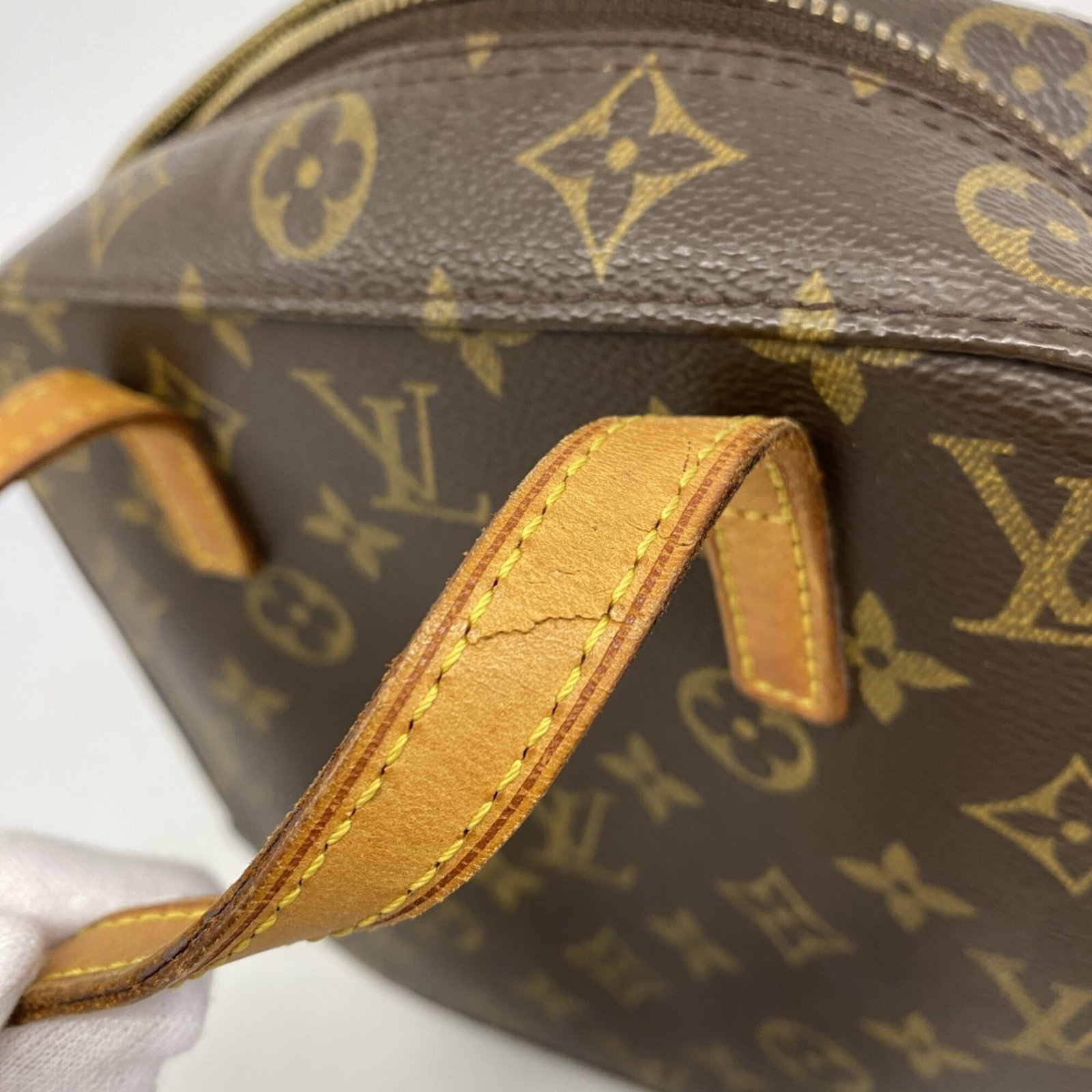 Louis Vuitton Handbag - 7