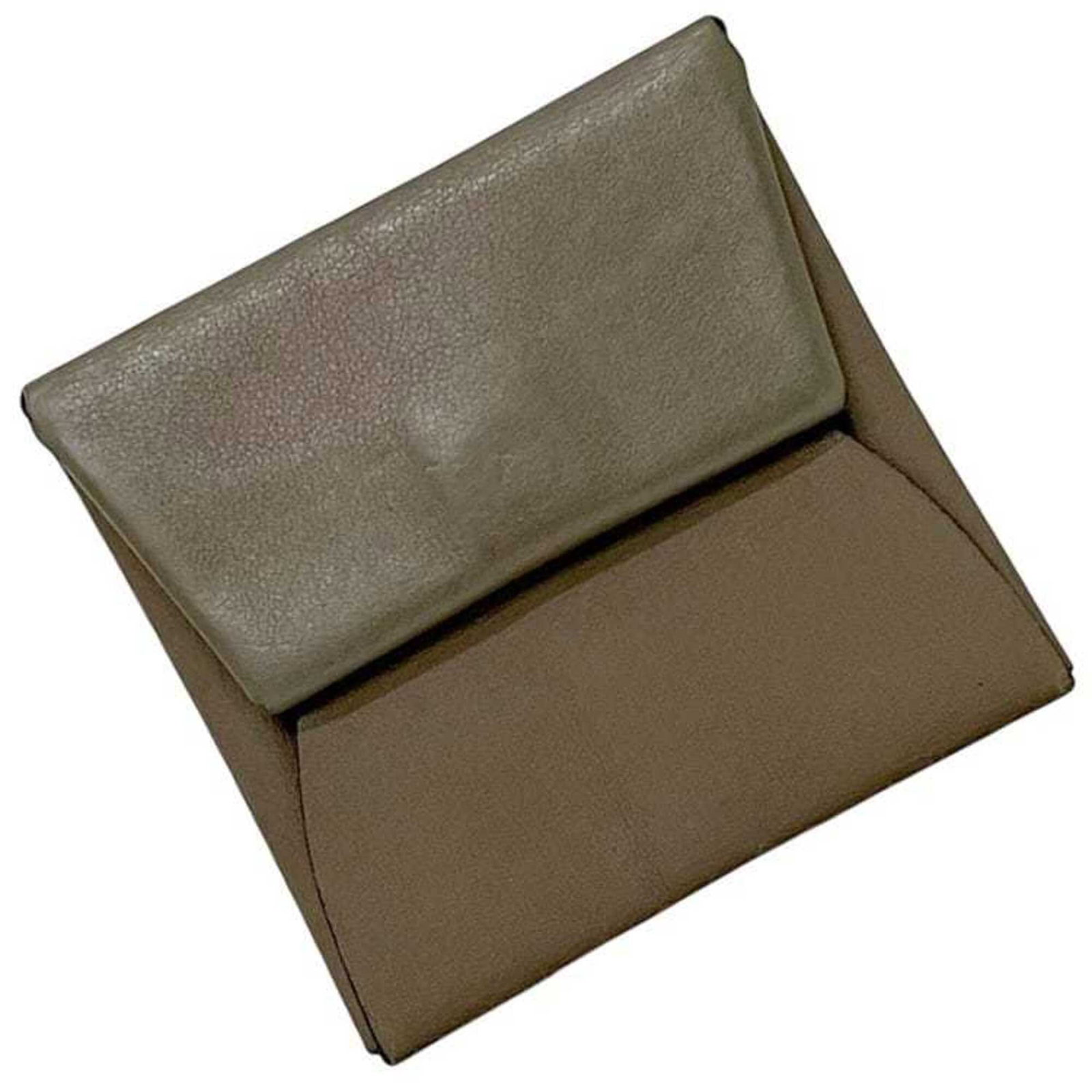 Coin purse leather case Hermes: Coin purse leather case Hermes This Herm?s leather coin purse case boasts a classic beige color and timeless design, showcasing the brand's signature craftsmanship. Measuring 8cm x 8.3cm x 1cm, it