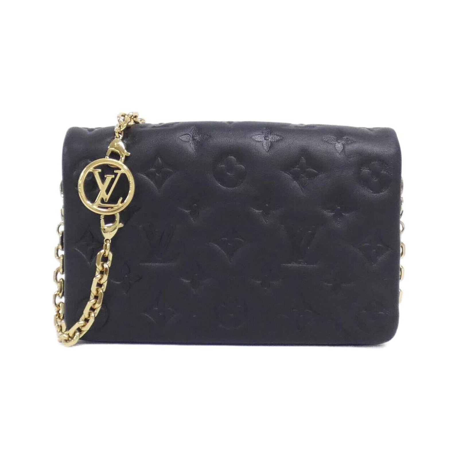 Leather Pochette Louis Vuitton Bag Shoulder: Leather Pochette Louis Vuitton Bag Shoulder Black leather pochette with gold hardware, featuring lambskin material and a classic shoulder design. Measuring 13cm x 20cm x 5cm, it weighs approximately