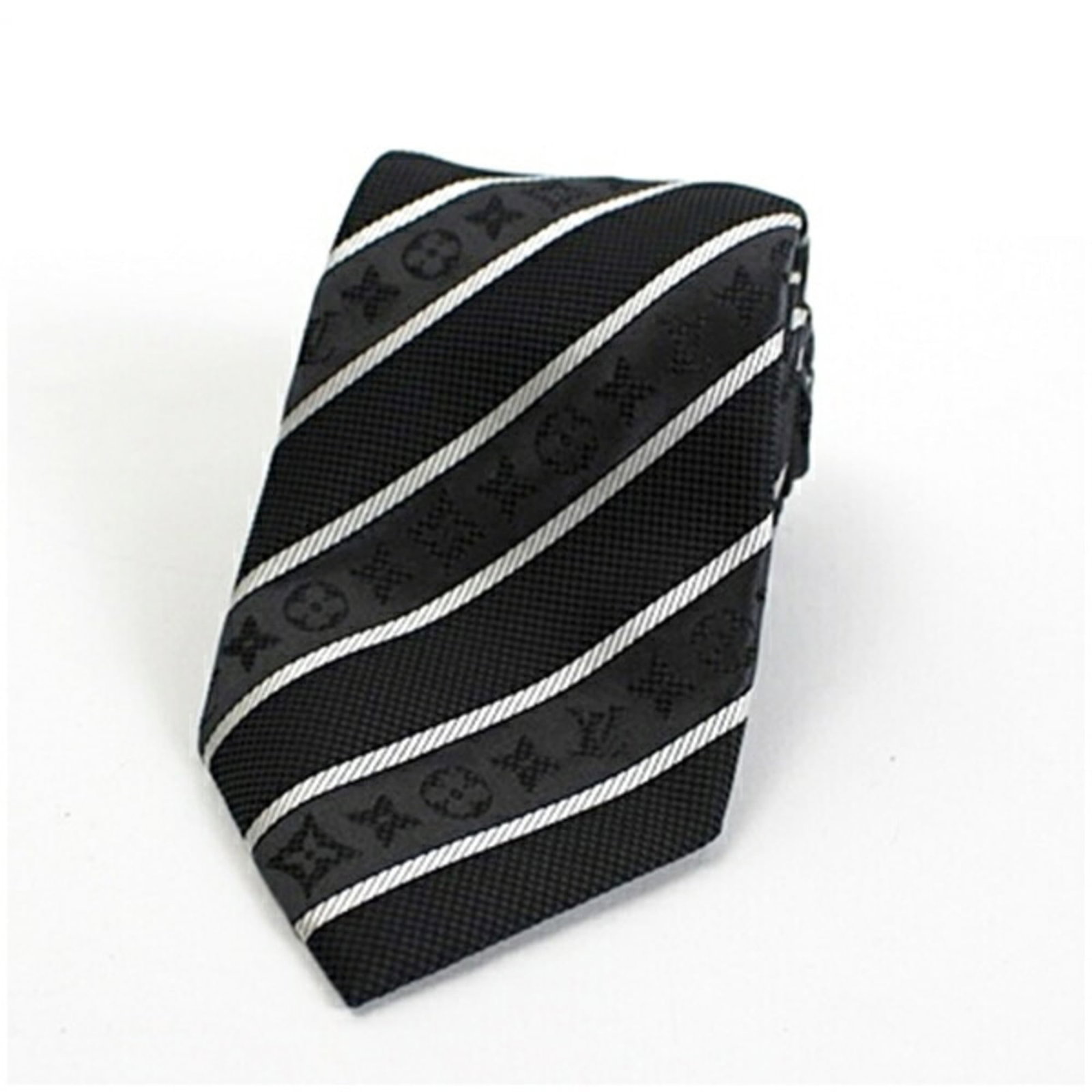 Silk Cravat Louis Vuitton: Silk Cravat Louis Vuitton Silk cravat with classic Louis Vuitton design, available in gray, light gray, and white. Made from high-quality silk, this cravat features a timeless 9cm width that adds a to