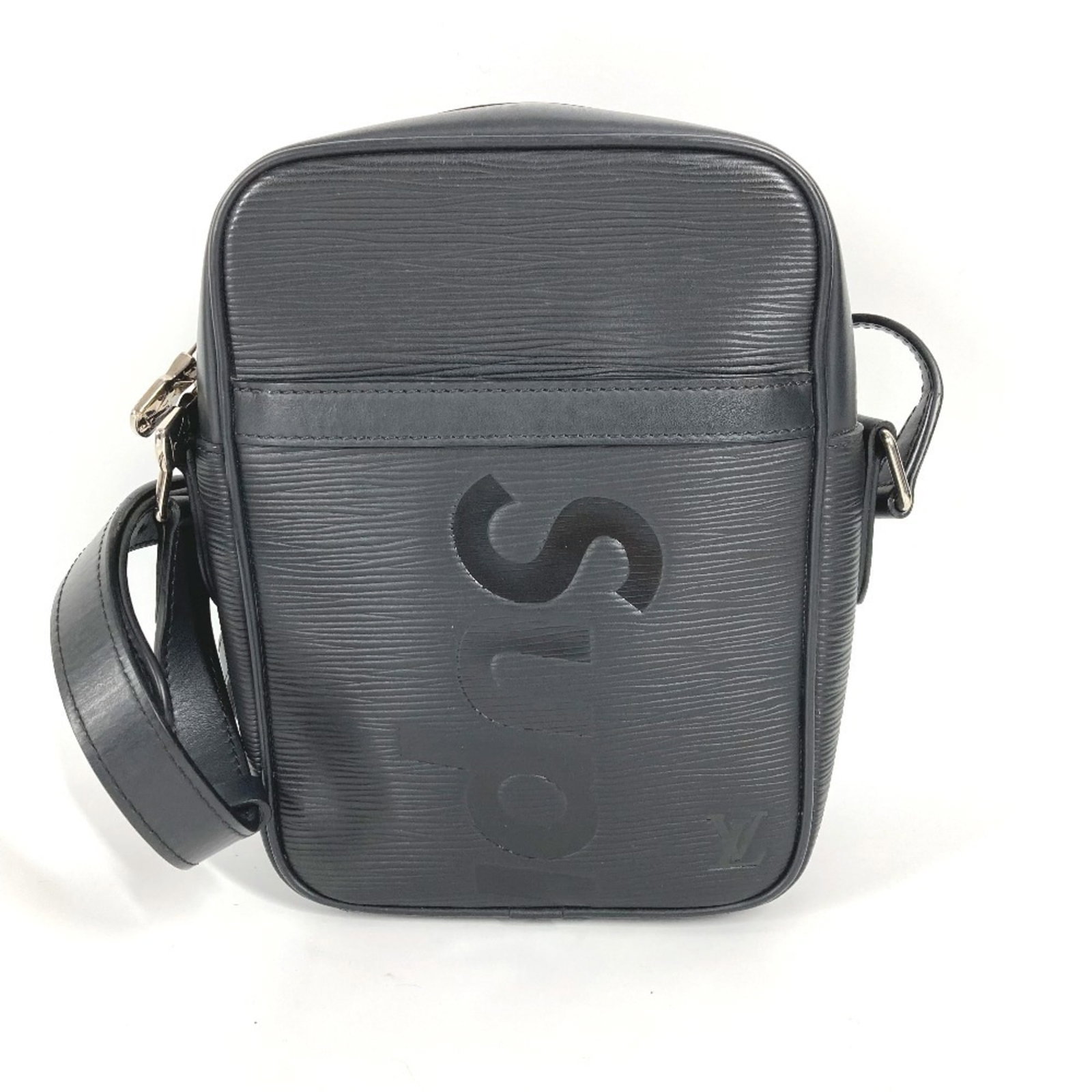 Louis Vuitton Pochette Shoulder Bag Epi Leather: Louis Vuitton Pochette Shoulder Bag Epi Leather The Louis Vuitton Pochette Shoulder Bag in Epi Leather features a sleek black design with subtle scratches and minor dirt marks, giving it a worn-in loo