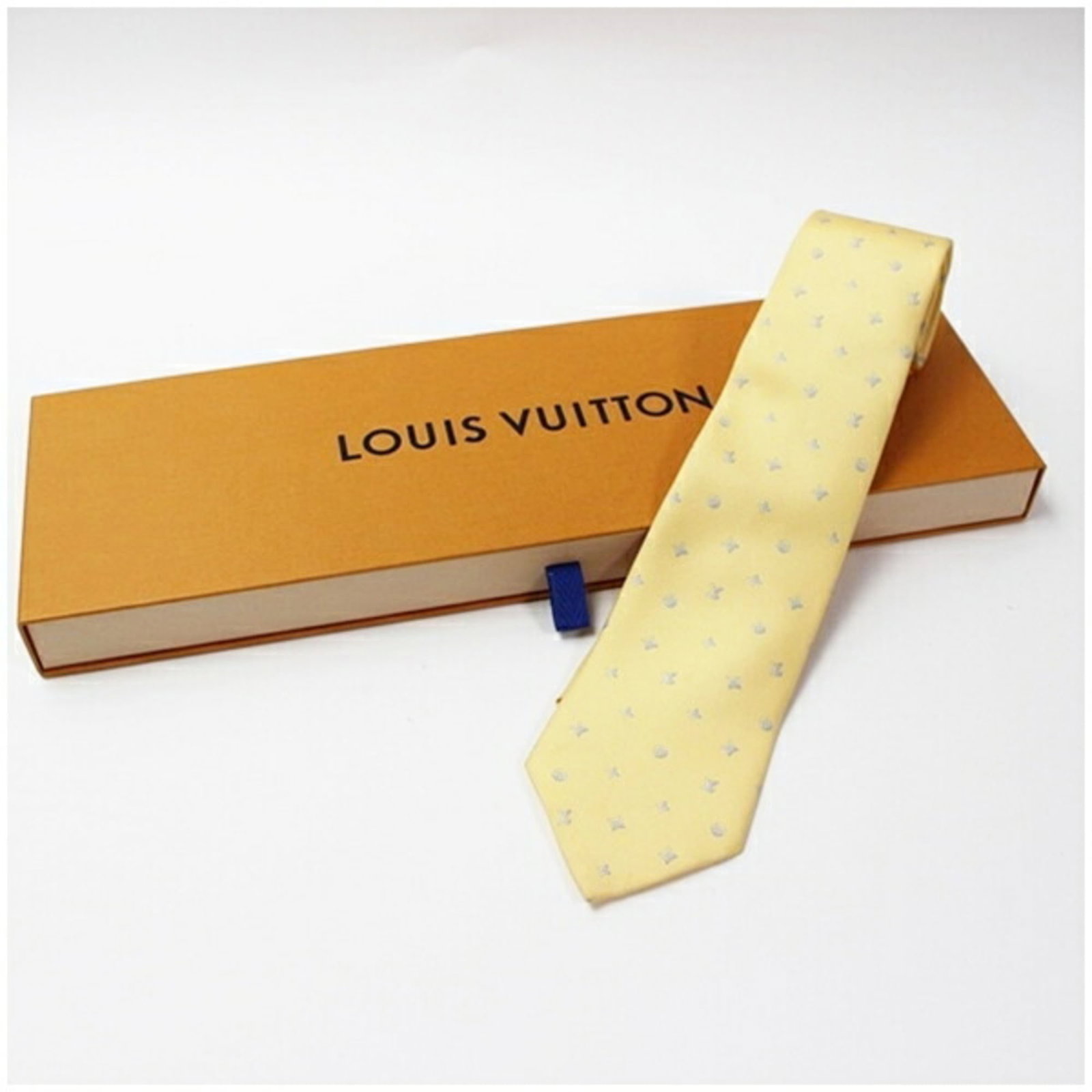 Silk Cravat Louis Vuitton: Silk Cravat Louis Vuitton Silk cravat in cream color, made from high-quality silk with an 8cm width. The item bears a signature and has some traces of usage, including minor scratches and dirt, but re