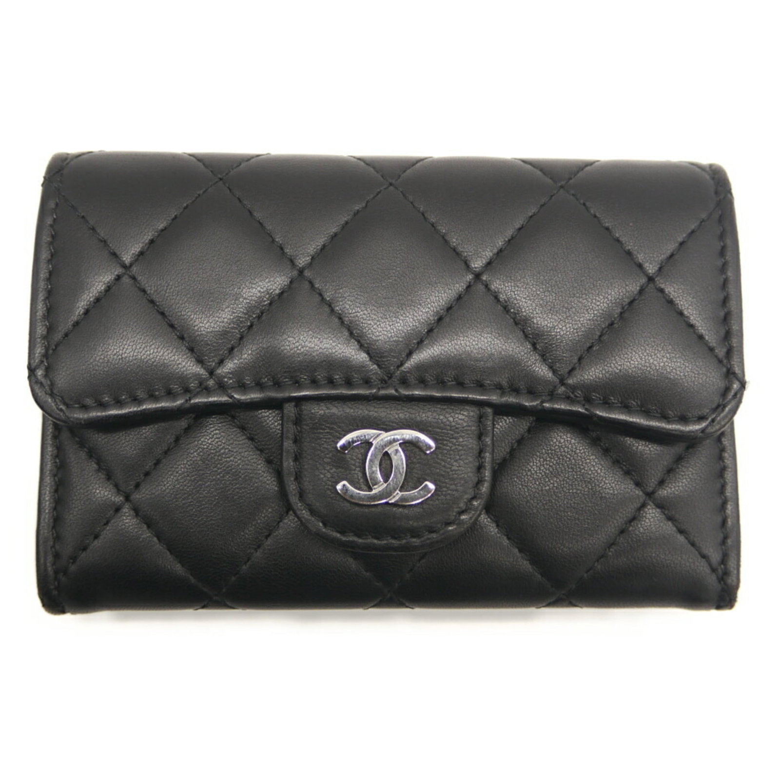 Card case in leather from Chanel: Card case in leather from Chanel Black lambskin leather card case from Chanel, with traces of usage and minor scratches visible. This used card case retains its classic design and luxurious feel,