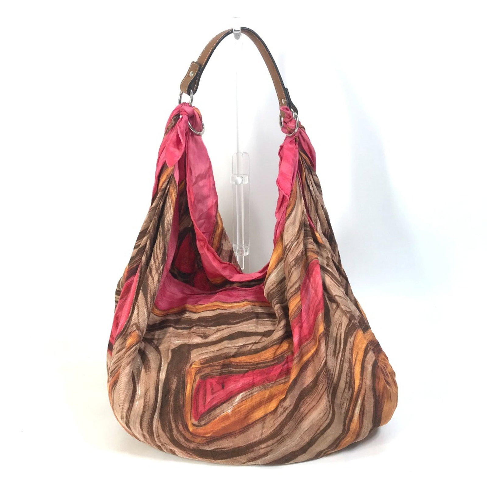 Shoulder Cloth Celine Bag: Shoulder Cloth Celine Bag Soft pink hue and classic design make this Celine shoulder cloth bag a timeless choice, with its 26.5cm width and 33.5cm height providing ample space for everyday