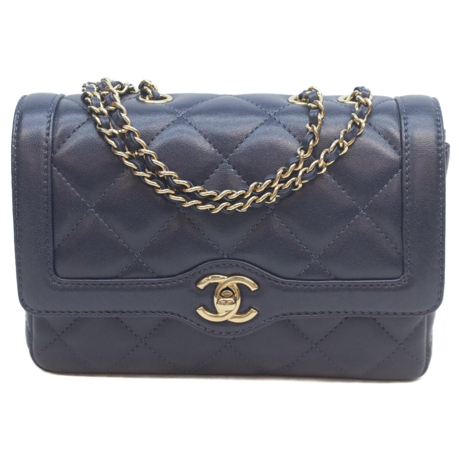 Shoulder Bag Leather: Shoulder Bag Leather Navy lambskin leather shoulder bag with gold hardware, offering a classic and timeless design. The bag features a 14cm x 20cm x 4cm size and has been used, showing traces of usage
