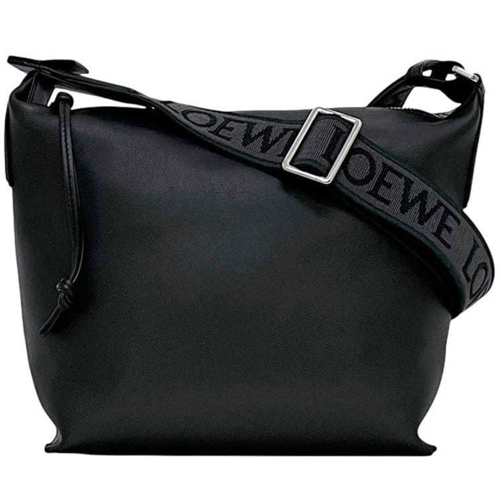 Shoulder Bag Leather Loewe: Shoulder Bag Leather Loewe Black Leather Shoulder Bag from Loewe, measuring 22cm x 29cm x 11cm. This used bag features some scratches and dirt, but remains in very good condition with a few traces of 