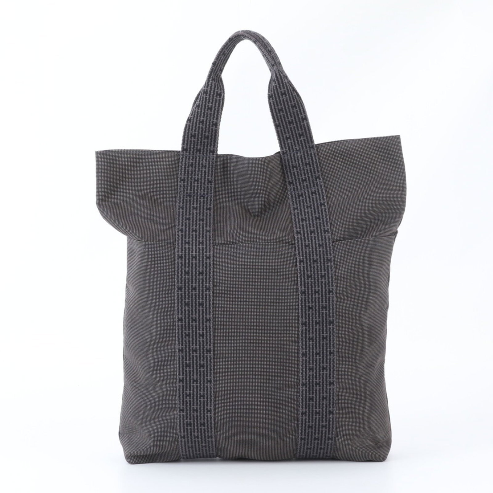 Handbag tote bag by Hermes: Handbag tote bag by Hermes Gray Hermes tote bag with a classic design, measuring 37cm x 30cm x 6.5cm and featuring a 31cm handle length. The bag shows some traces of usage, including scratches and