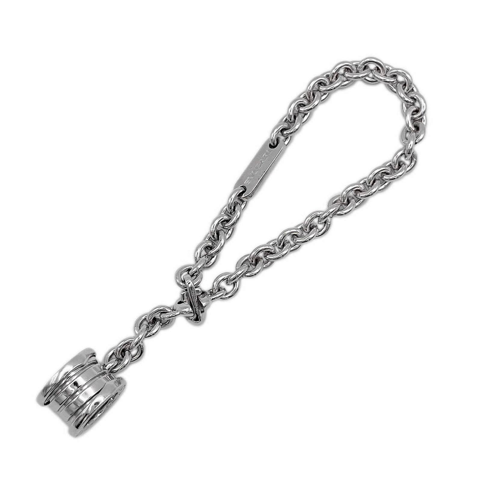 Bvlgari Key Chain: Bvlgari Key Chain Silver Bvlgari Key Chain, bearing a few traces of usage and minor scratches/dirt, remains in very good condition. This key chain showcases the iconic Italian luxury brand's