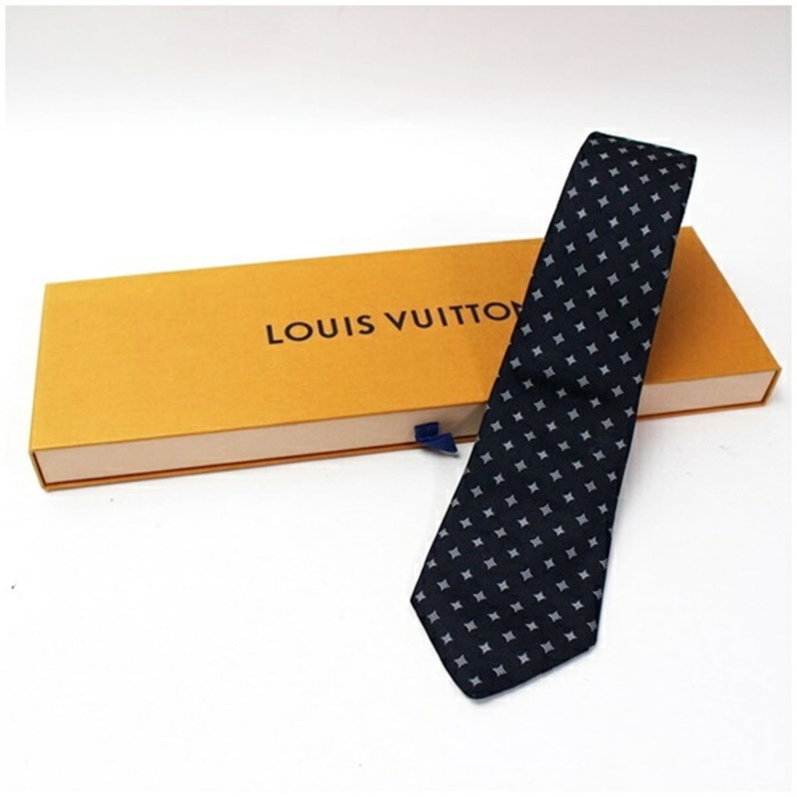 Silk Cravat Louis Vuitton: Silk Cravat Louis Vuitton Silk Cravat Louis Vuitton bears the signature of its creator. Made from high-quality silk, this cravat features a classic design with subtle scratches and signs of wear. In v
