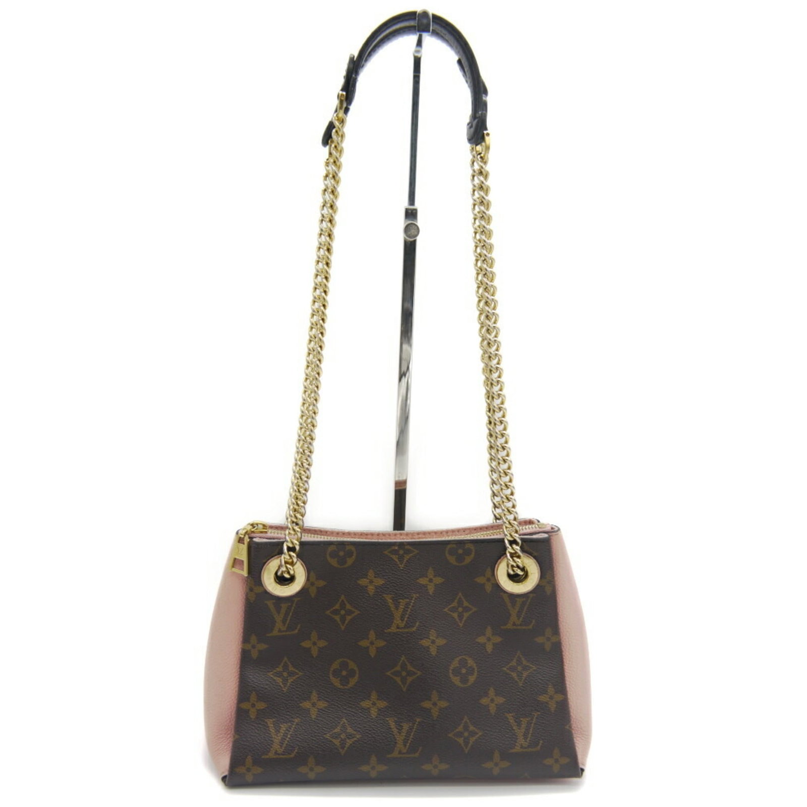 Shoulder Bag Monogram Leather Louis Vuitton: Shoulder Bag Monogram Leather Louis Vuitton Monogrammed leather shoulder bag in Rose Poudre, featuring the iconic Louis Vuitton design. With its open closure and 75cm strap length, this classic style
