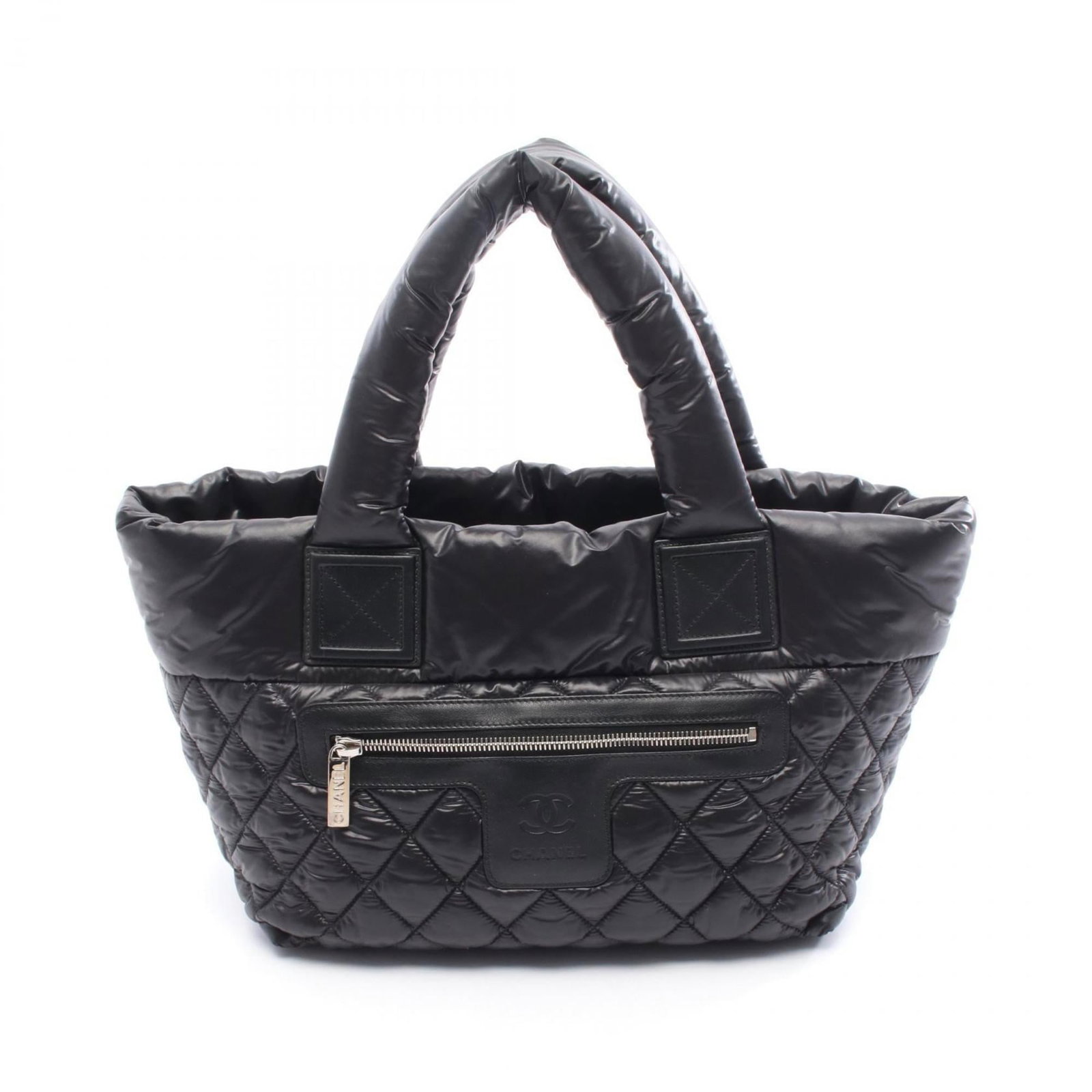 Chanel tote bag nylon leather: Chanel tote bag nylon leather Black and Bordeaux Chanel tote bag with nylon leather, featuring a classic design. The bag has some traces of usage, including scratches and dirt, but remains in very goo