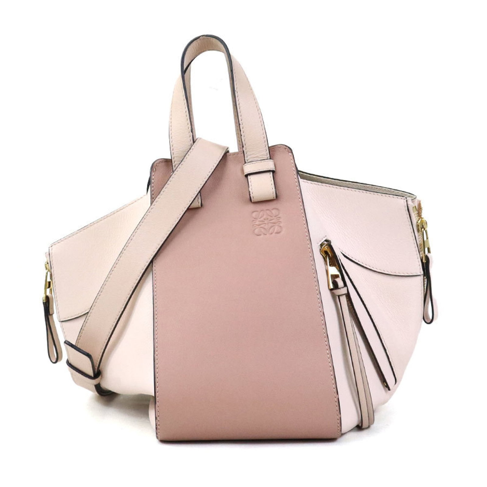 Shoulder Bag Leather Loewe: Shoulder Bag Leather Loewe This pink leather shoulder bag from Loewe features a classic design with subtle scratches and signs of usage. The bag's 21cm x 27cm size provides ample space for everyday