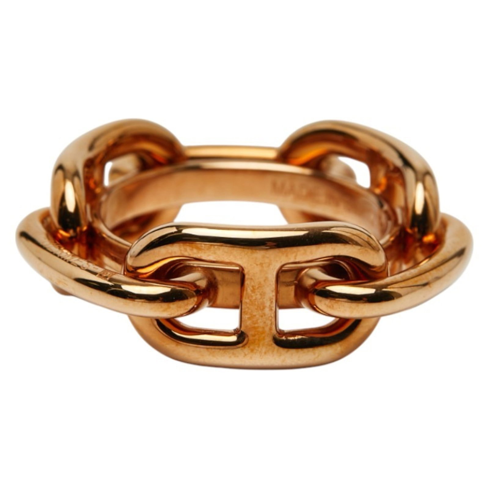 Ring Metal Scarf Hermes: Ring Metal Scarf Hermes Gold Metal Ring Scarf from Hermes, featuring a few traces of usage and some minor scratches/dirt. The scarf's metal material gives it a sleek, edgy look. Overall in very good