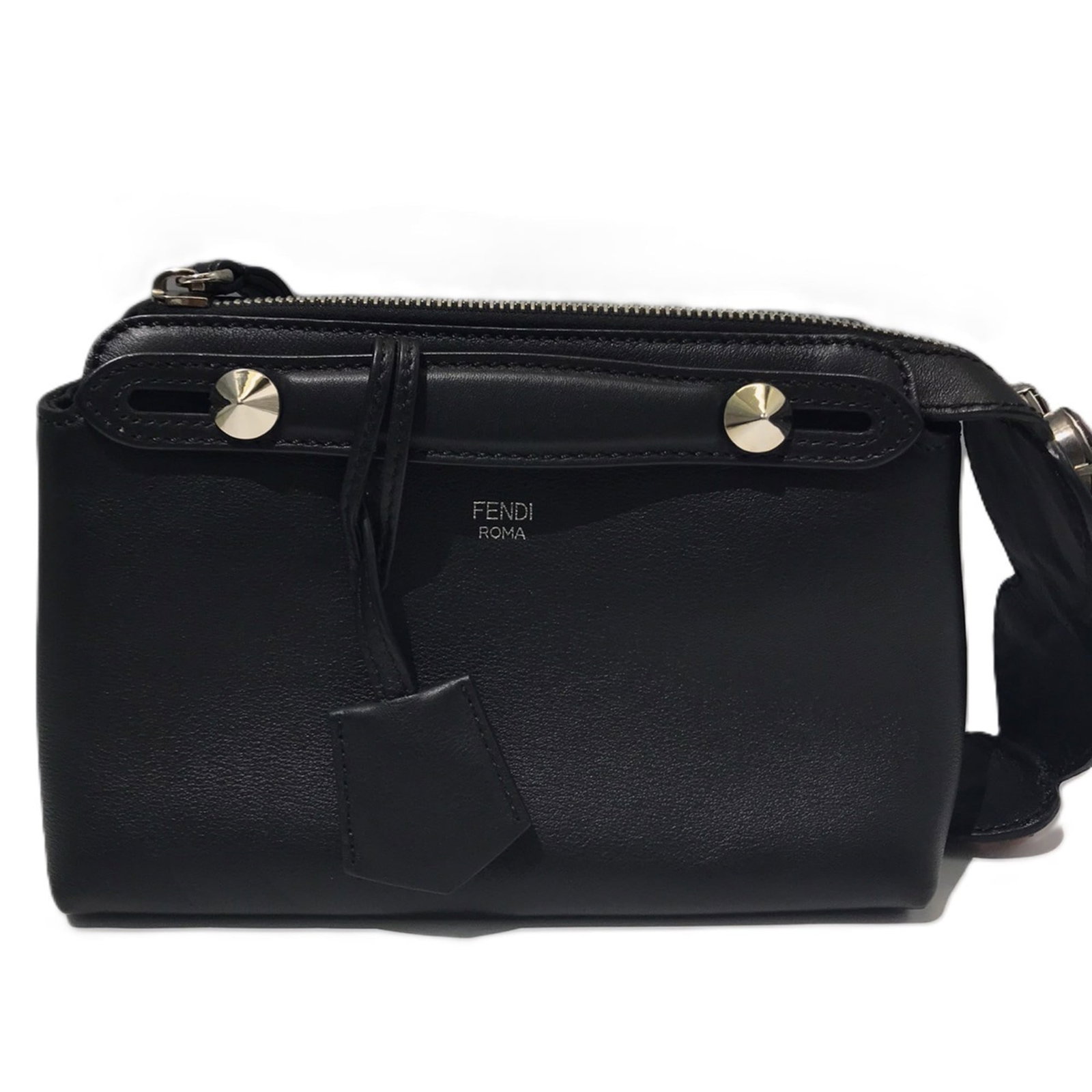 Handbag Leather Fendi Shoulder: Handbag Leather Fendi Shoulder Black Fendi leather shoulder bag with a classic design, featuring a zipper closure and adjustable strap length. The bag has been used and shows signs of wear, including