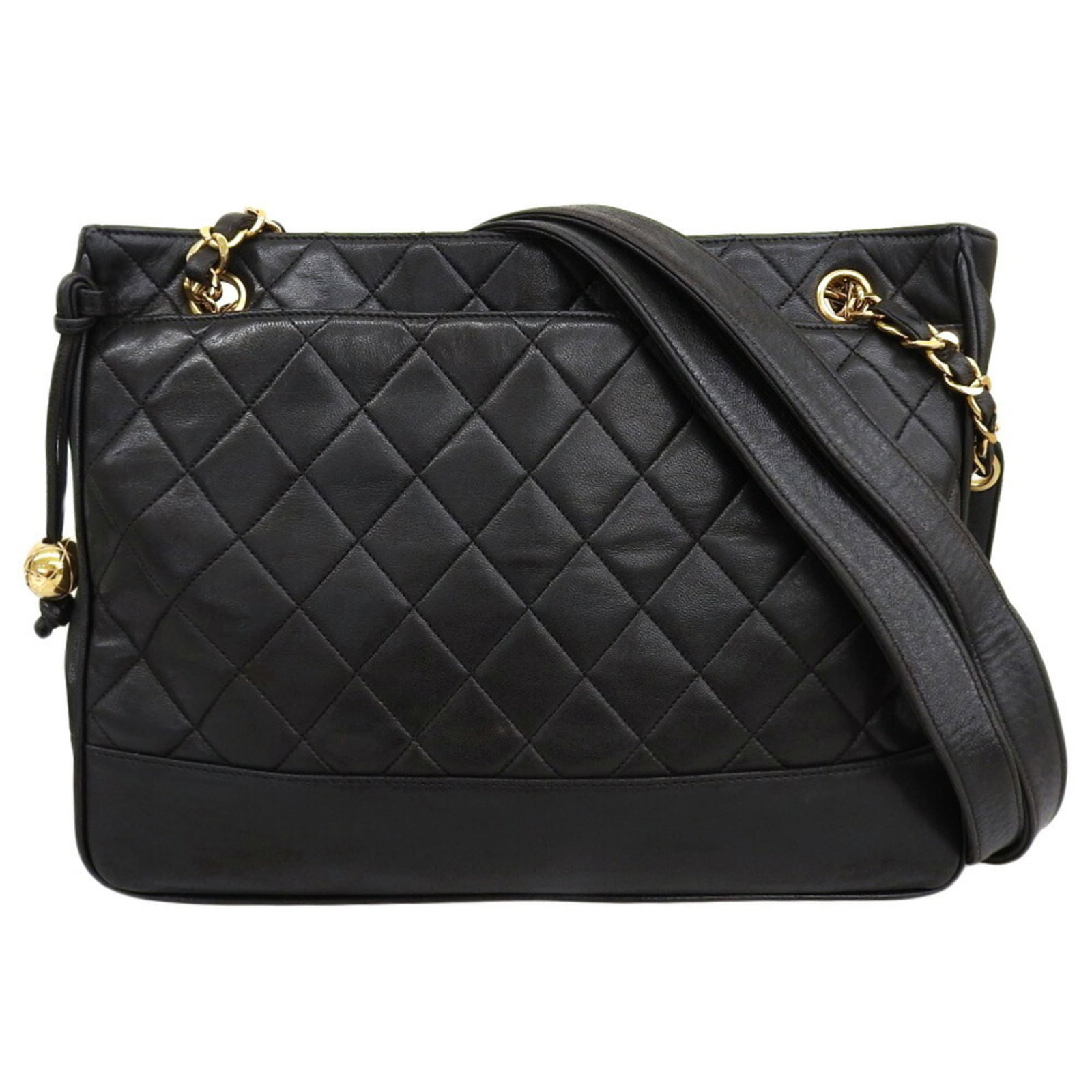 Leather tote bag by chanel: Leather tote bag by chanel Black lambskin leather Chanel tote bag with a classic shoulder strap, measuring 25cm x 31.5cm x 6.5cm, bearing traces of usage and minor scratches/dirt. This used tote bag i