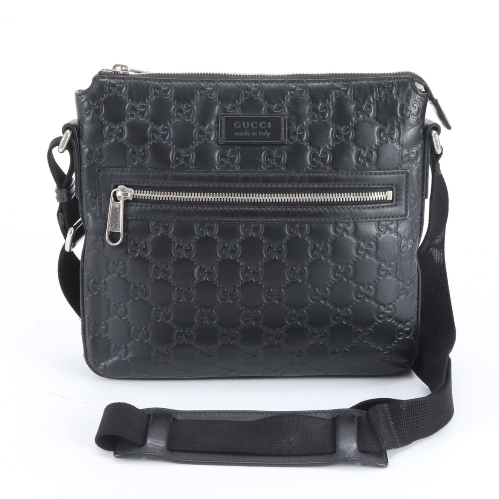 Shoulder Bag Leather Gucci: Shoulder Bag Leather Gucci Black leather shoulder bag from Gucci with classic design, measuring 22cm x 25cm x 3cm. The bag features a strap length of 130cm and shows traces of usage with minor scratch