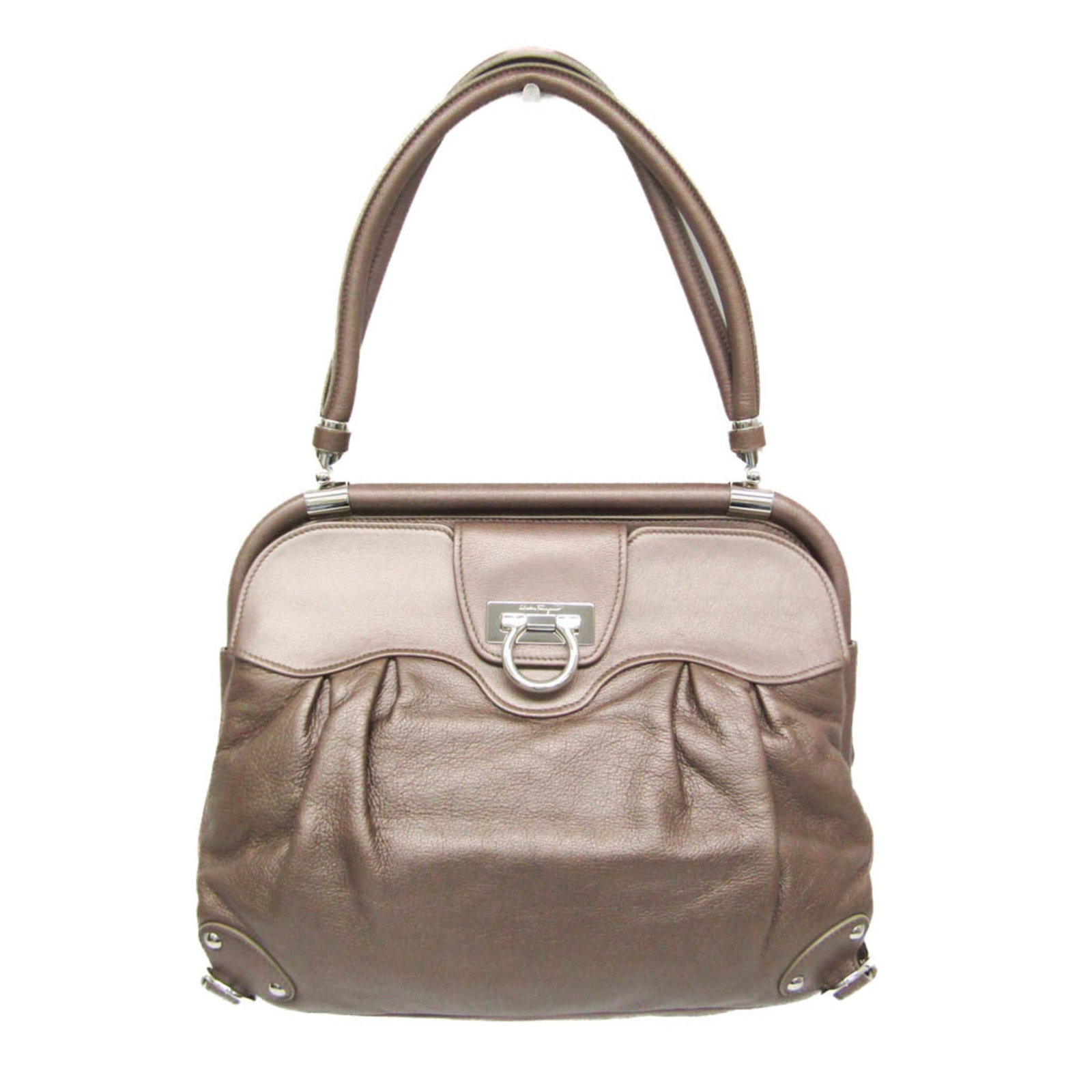 Ferragamo Shoulder Bag Leather Salvatore: Ferragamo Shoulder Bag Leather Salvatore The Salvatore Ferragamo Leather Shoulder Bag in Metallic Beige and Pink offers a stylish and versatile design. Featuring metallic accents, an inner zipper