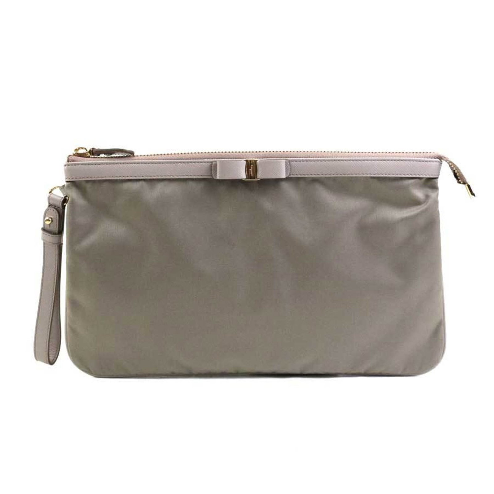 Salvatore Ferragamo Clutch Bag Nylon Leather: Salvatore Ferragamo Clutch Bag Nylon Leather Salvatore Ferragamo's iconic clutch bag features a unique blend of nylon and leather, creating a stylish and modern design. The gray color adds a touch of