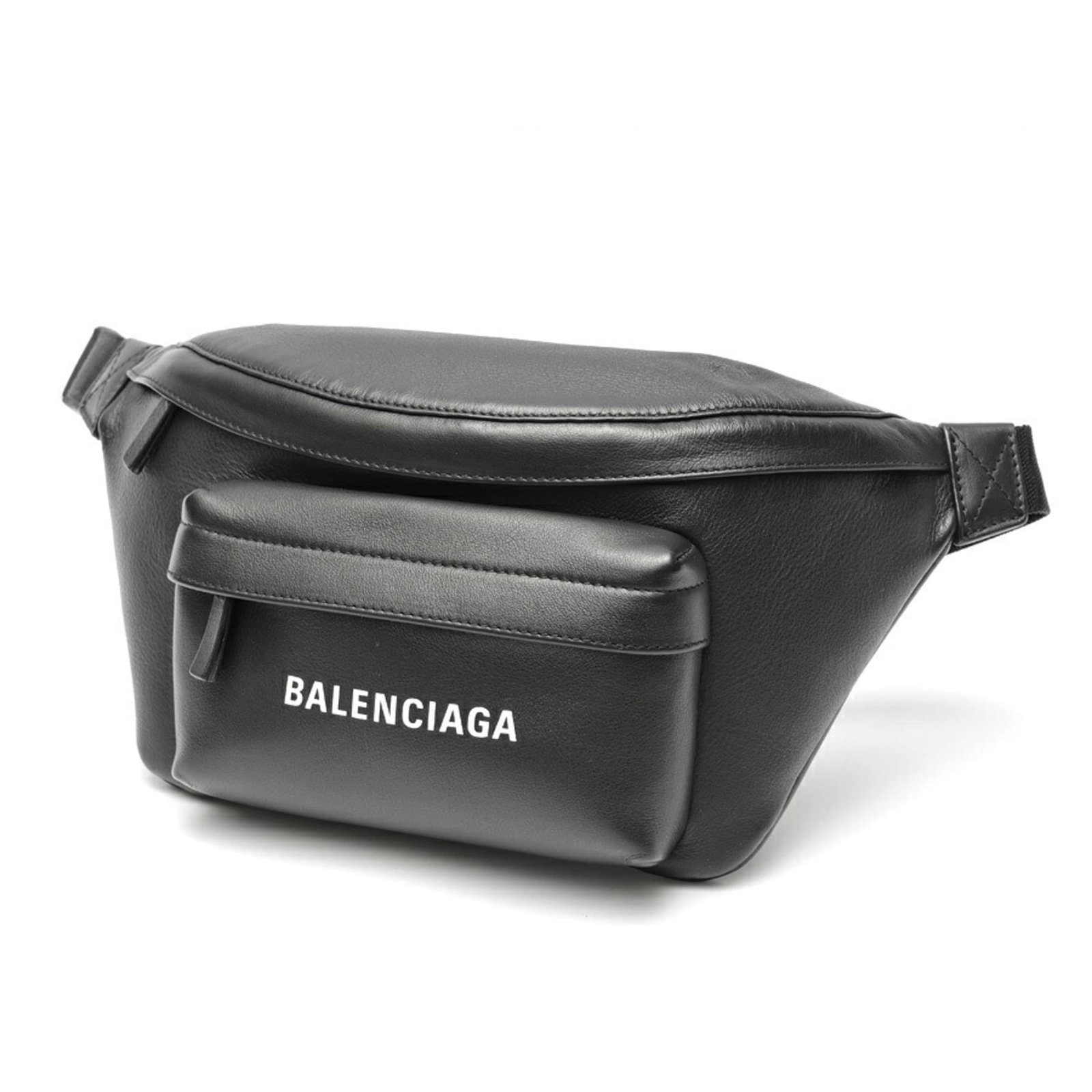 Bag sling from Balenciaga: Bag sling from Balenciaga Black Balenciaga sling bag with a classic design, measuring 17cm x 33cm x 8cm. The bag has some scratches and dirt, but remains in very good condition, bearing a few traces