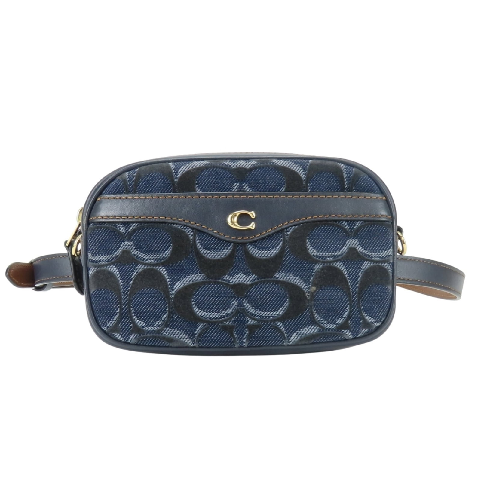 Fanny Leather Pouch Coach Pack Denim: Fanny Leather Pouch Coach Pack Denim Brown and Navy Fanny Leather Pouch Coach Pack Denim. This used denim fanny pack features brown and navy colors, with traces of usage and minor scratches visible.