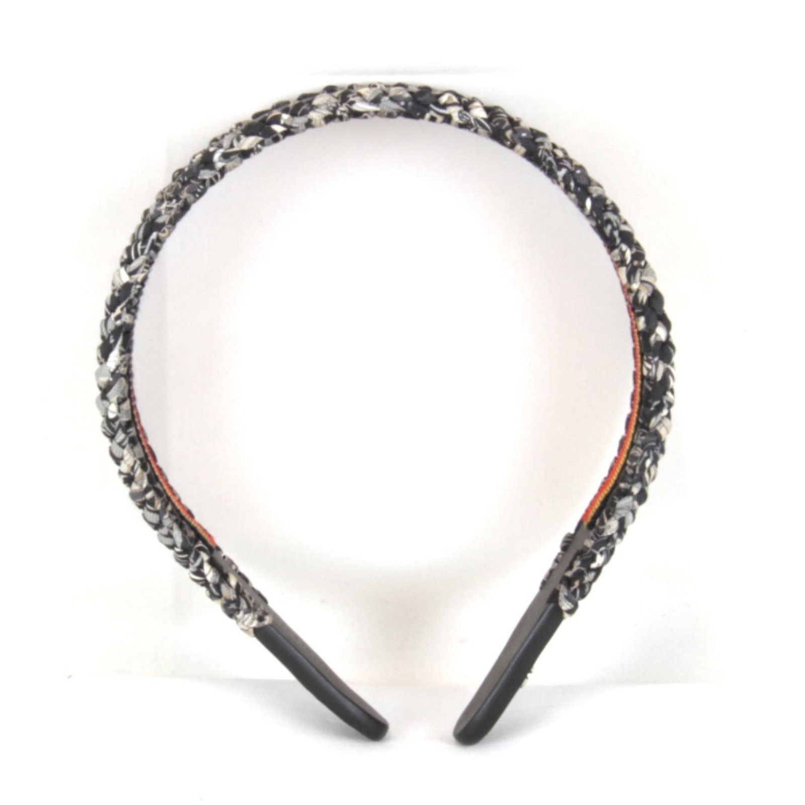Hermes leather band Alice: Hermes leather band Alice Used (like new) in mint condition, this black leather Alice band from Hermes measures 15cm x 13cm. The high-quality leather provides a sleek and sophisticated look, while