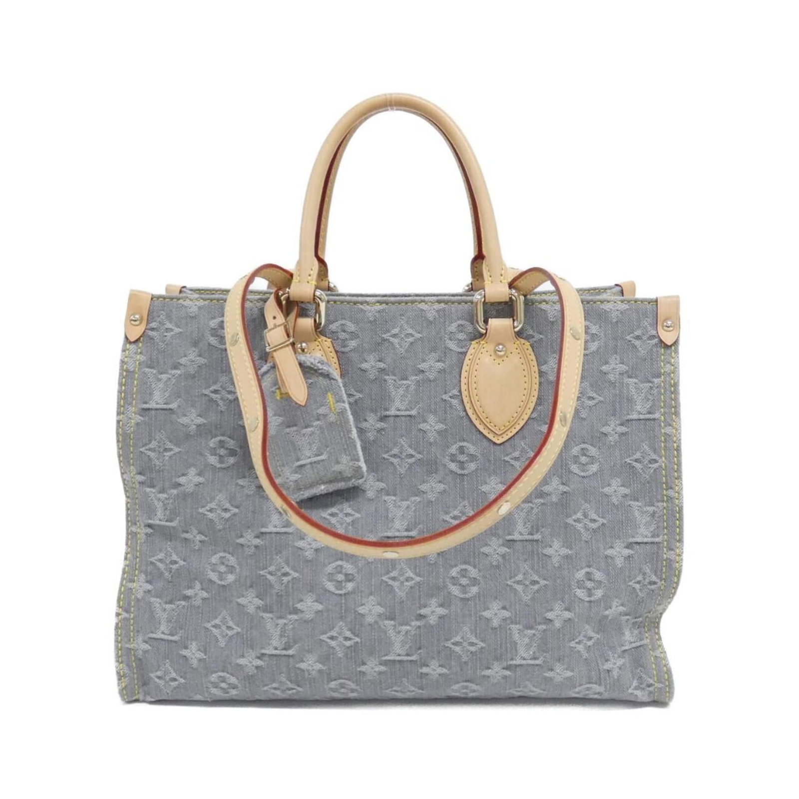Canvas denim handbag Louis Vuitton: Canvas denim handbag Louis Vuitton Canvas denim handbag from Louis Vuitton, featuring a unique gray color and distinctive denim material. This pre-owned bag has some minor scratches and dirt, but