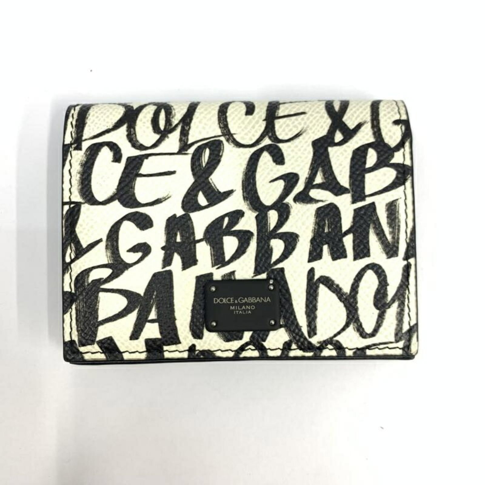 Dolce Gabbana Card Case: Dolce Gabbana Card Case Blue Dolce & Gabbana card case with traces of usage and minor scratches, offering a unique and stylish accessory for everyday use. The card case bears the signature of the