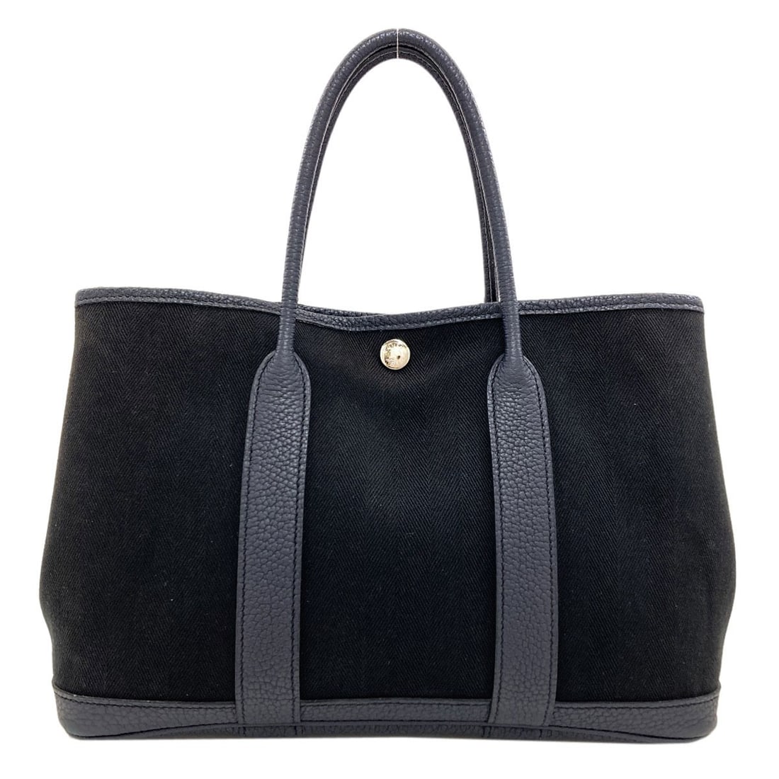 Hermes Garden Party Tpm Silverhardware Handbag Towal Chevron: Hermes Garden Party Tpm Silverhardware Handbag Towal Chevron Black towel chevron exterior, a unique and stylish touch, sets this Hermes handbag apart. The silver hardware adds a sleek, modern finish