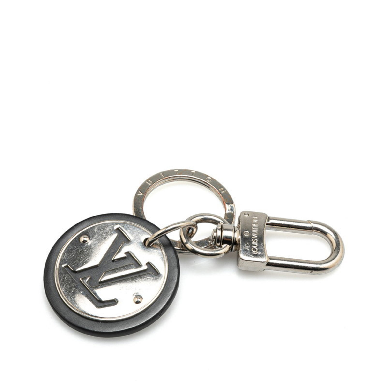 Louis Vuitton Keyring Metal: Louis Vuitton Keyring Metal The Louis Vuitton Keyring Metal features a sleek, silver metal design with a classic keyring shape. Traces of usage are visible, including scratches and dirt, but overall