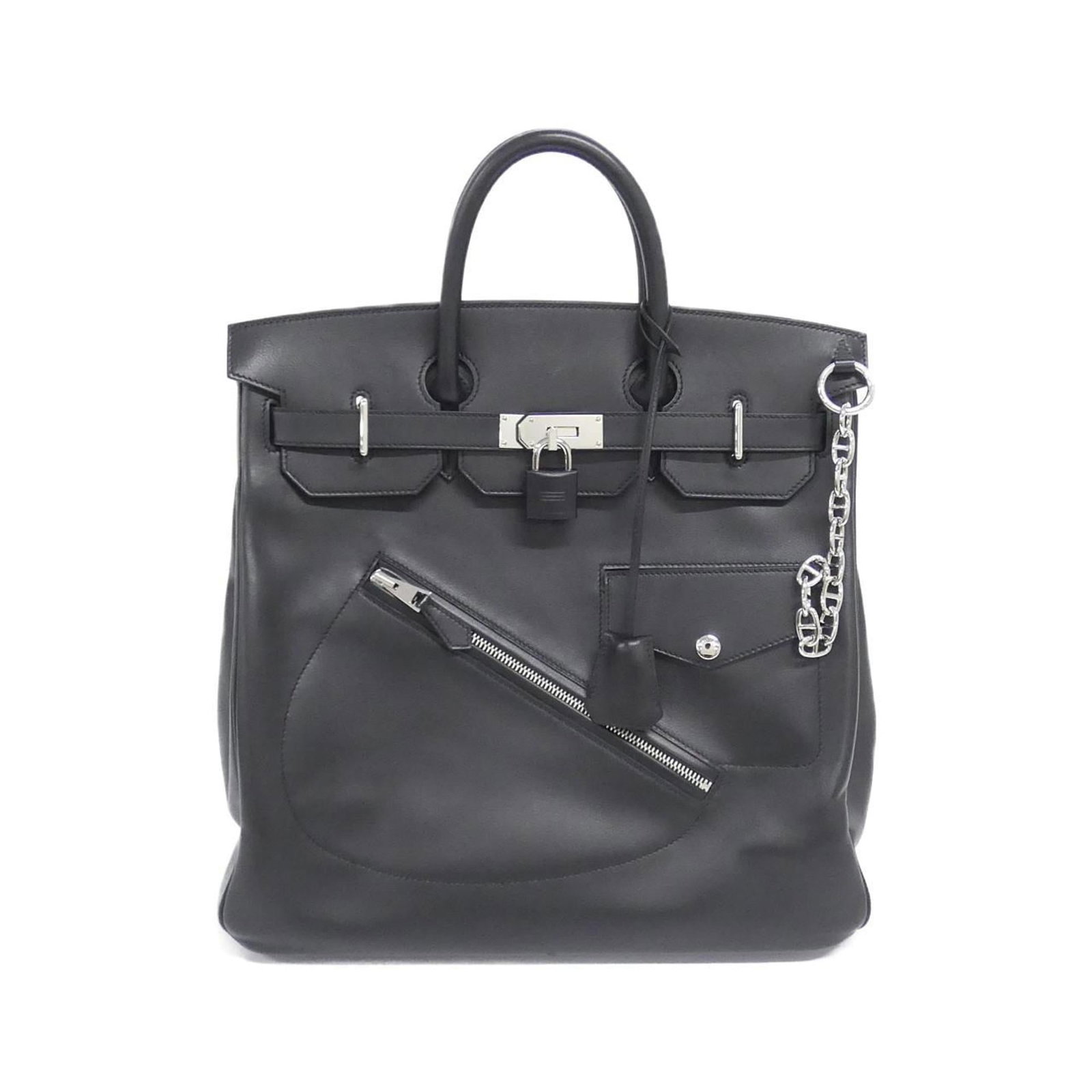 Handbag Leather Evergrain Hermes: Handbag Leather Evergrain Hermes This black Evergrain leather handbag from Hermes features a classic design with a durable and long-lasting material. The bag has some minor signs of usage, including s