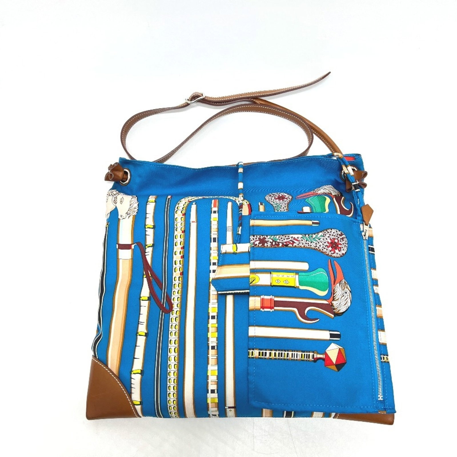 Silk leather shoulder bag Hermes: Silk leather shoulder bag Hermes Silk leather shoulder bag from Hermes, featuring a blue color and 109cm strap length. The bag has traces of usage with scratches and dirt, but remains in good