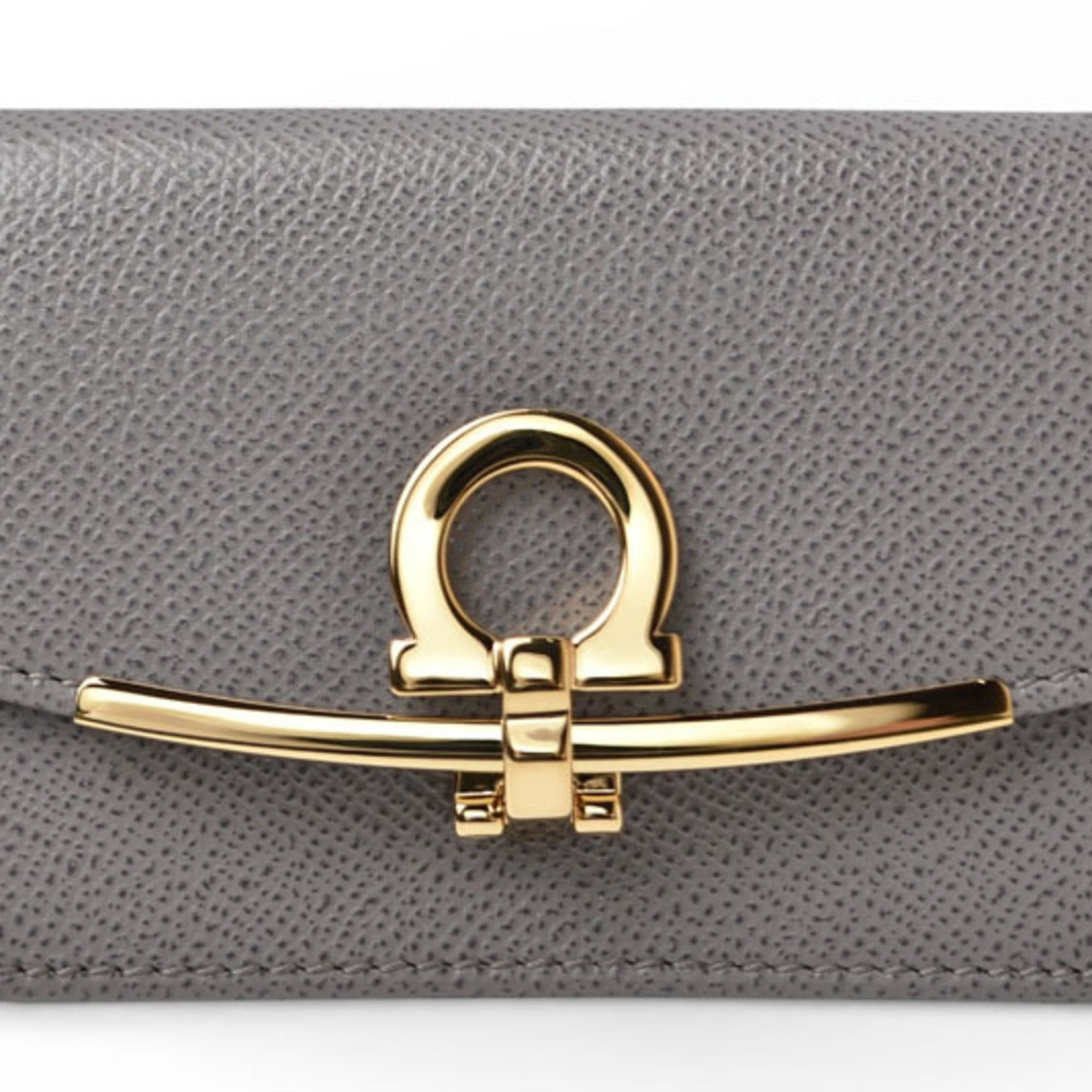 Card case leather from Salvatore Ferragamo: Card case leather from Salvatore Ferragamo This Salvatore Ferragamo card case is made from high-quality leather in a timeless gray color. In mint condition, it retains its original like-new state