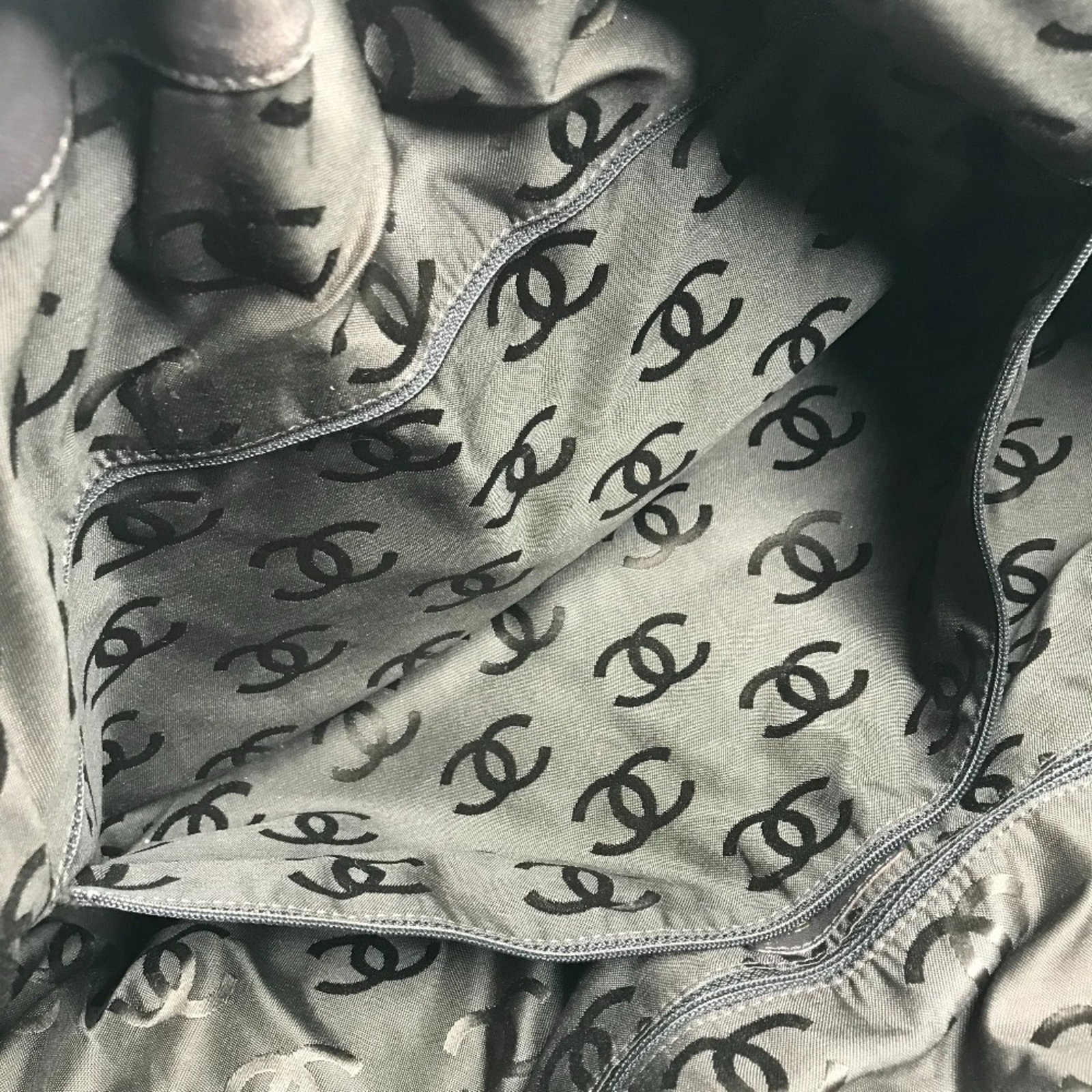 Handbag by Chanel - 16