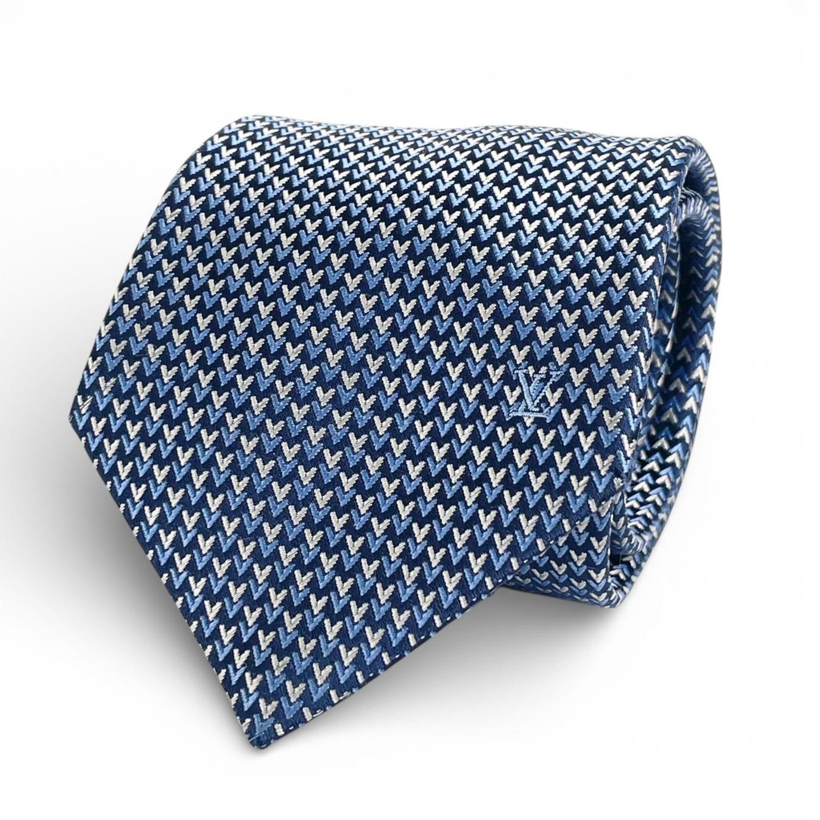 Silk Cravat Louis Vuitton: Silk Cravat Louis Vuitton Silk cravat in blue, made from high-quality silk material, measures 150cm in total length. This Louis Vuitton item is in mint condition and considered like new, with a
