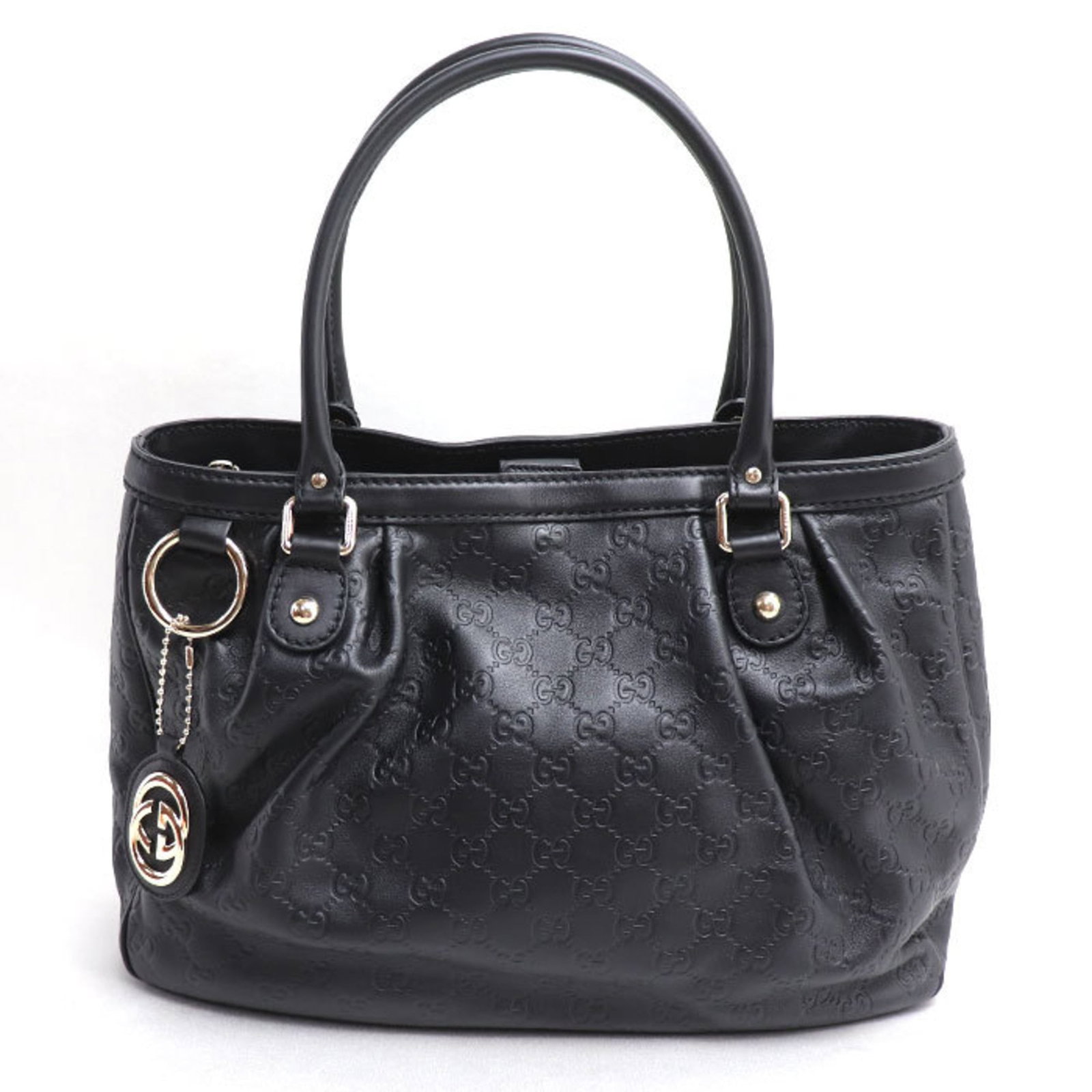Tote bag leather by Gucci: Tote bag leather by Gucci This Gucci leather tote bag features a classic black design, with subtle scratches and dirt marks from previous use. Made from high-quality leather, the bag's 25cm x 12cm