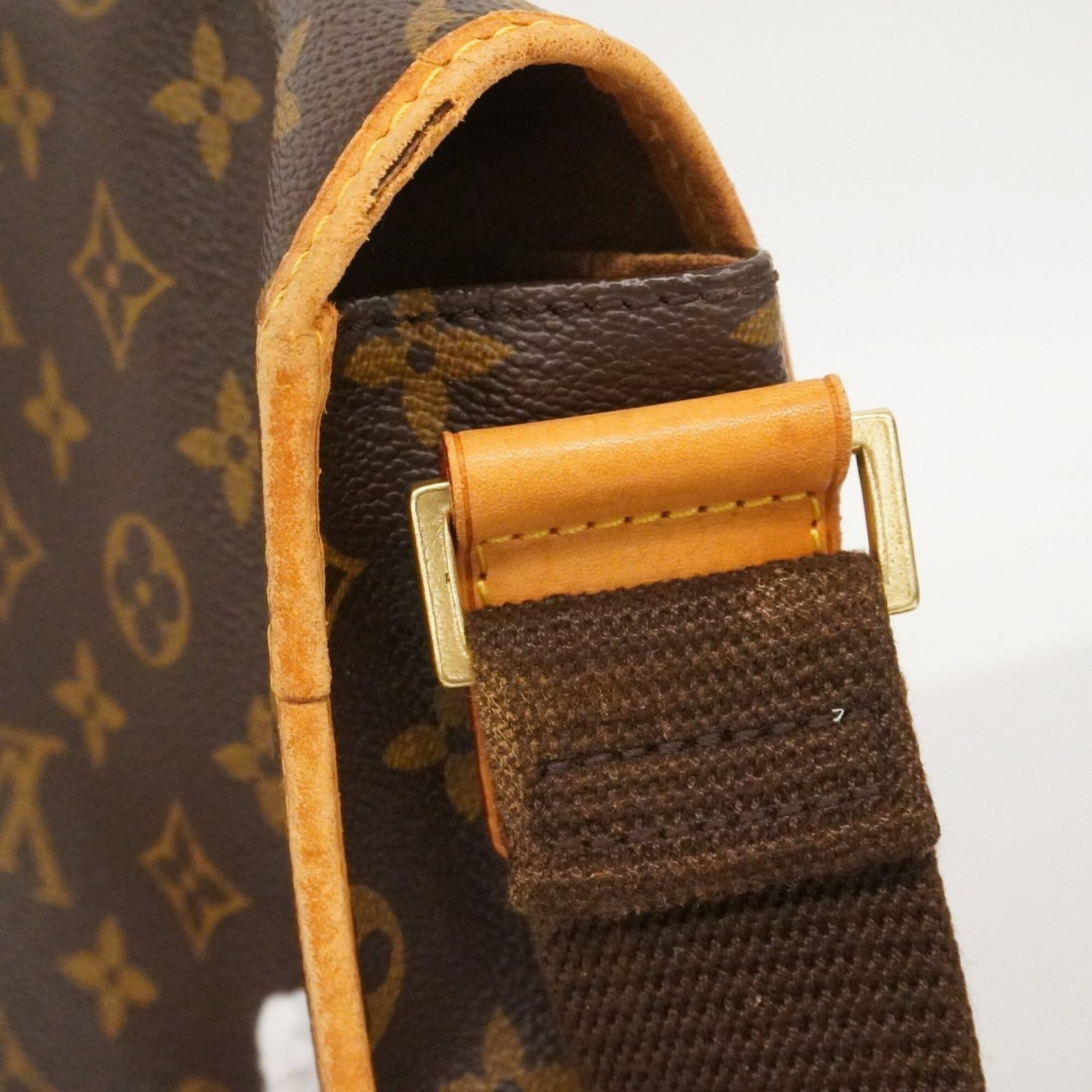 Shoulder bag by Louis Vuitton - 6