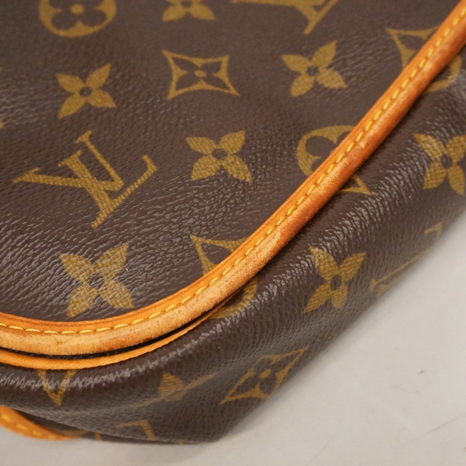 Shoulder bag by Louis Vuitton - 8