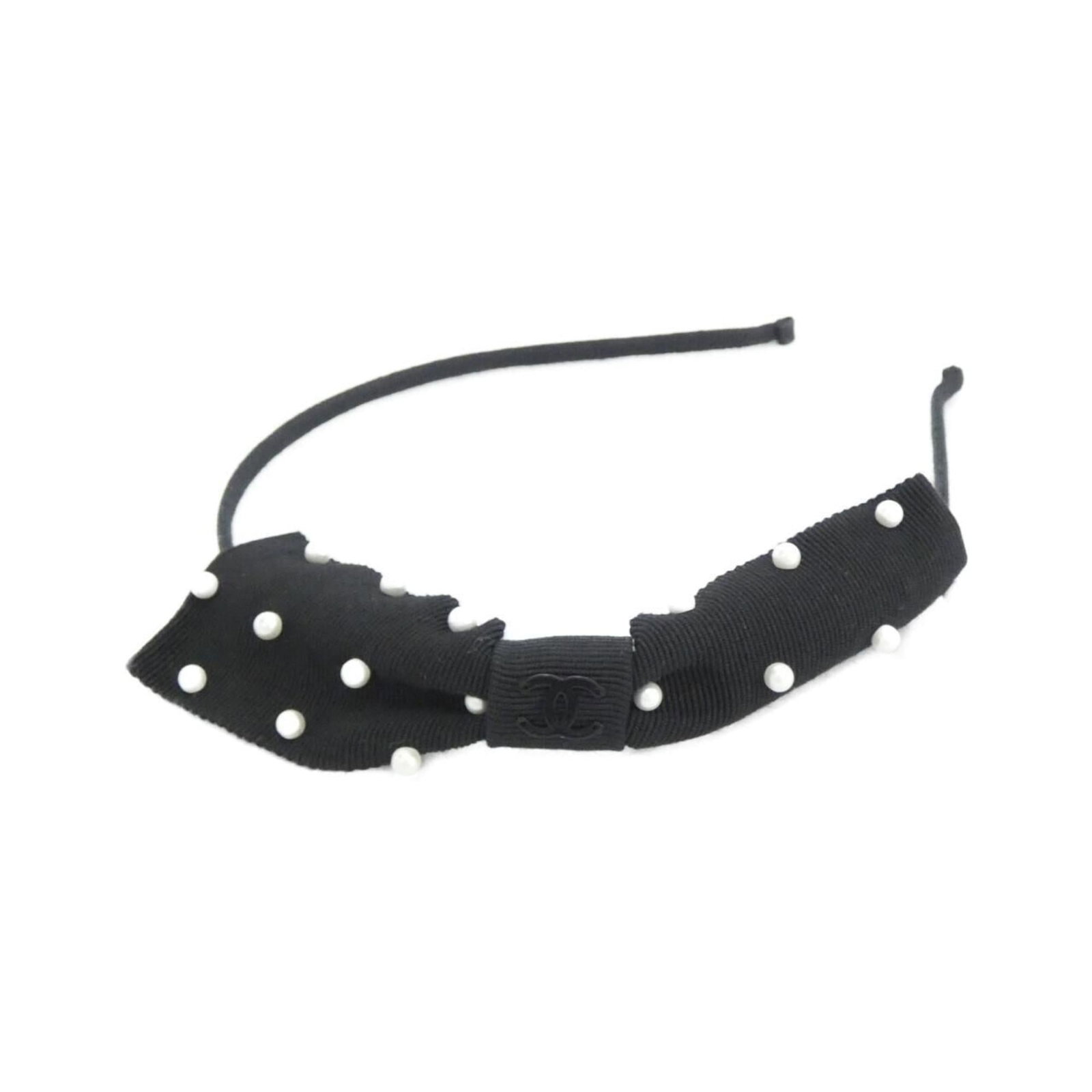 Alice Chanel band: Alice Chanel band Used Chanel Alice Band in black and white, featuring artificial pearl accents. The band measures 4cm x 14cm and shows some minor scratches and dirt, but remains in very good