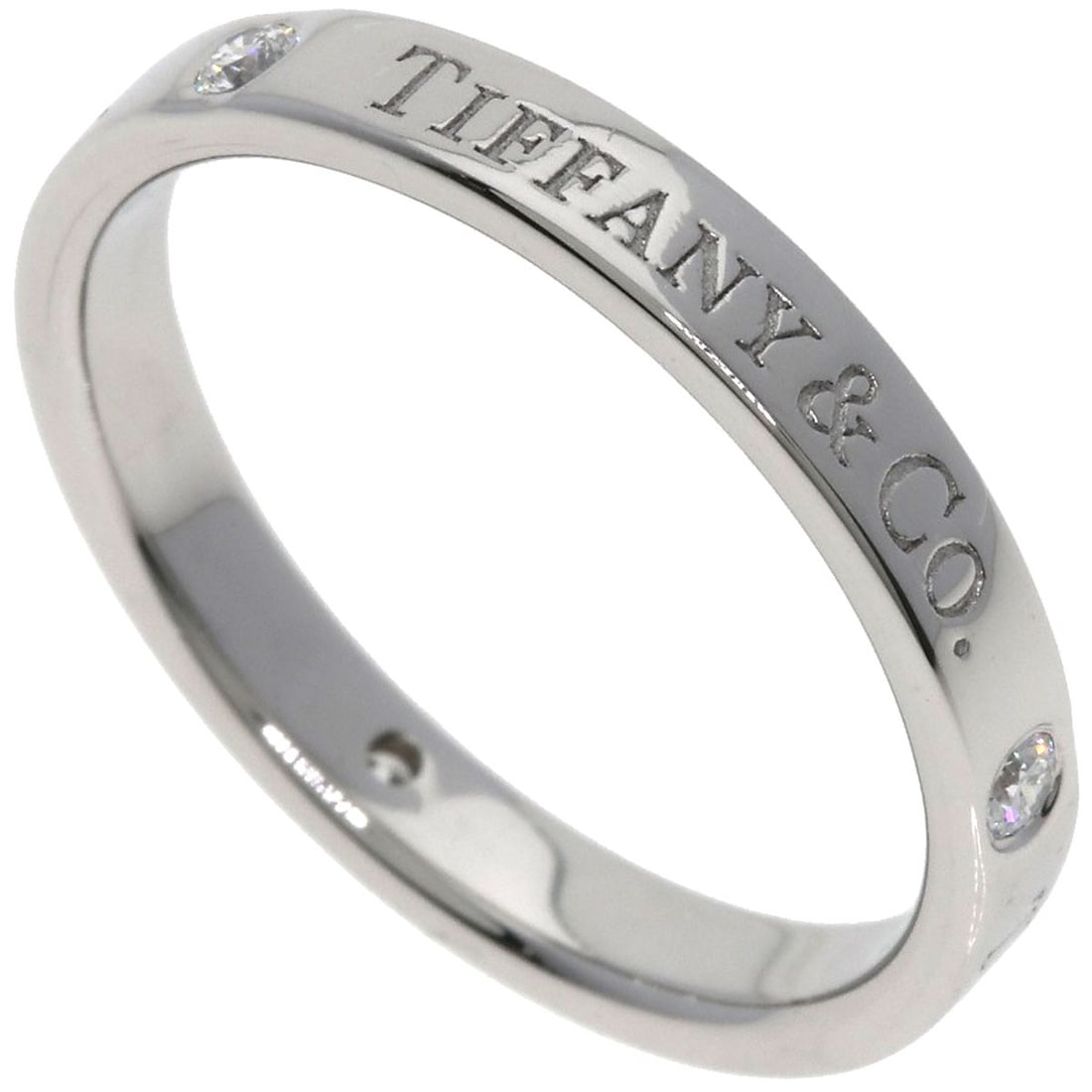 Tiffany&Co. Flat Band 3P Diamond Ring Platinum Pt950: Tiffany&Co. Flat Band 3P Diamond Ring Platinum Pt950 Tiffany&Co.'s Flat Band 3P Diamond Ring showcases a sleek, silver-plated platinum design with a striking flat band and three diamonds. The ring's p
