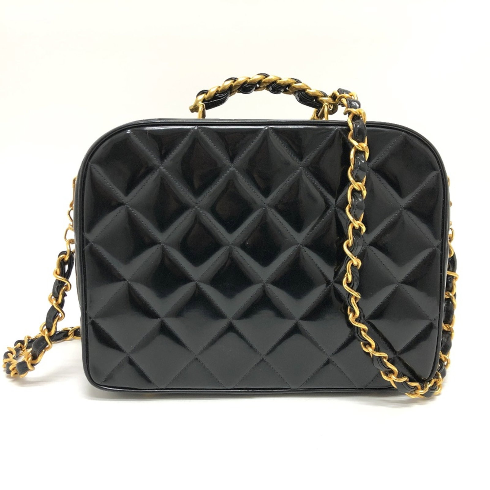 Handbag Patent Leather Chanel: Handbag Patent Leather Chanel Patent leather Chanel handbag in black, featuring a classic design with a 7.1-inch handle and shoulder strap measuring 12.6 inches long. The bag measures 22cm x28cm x10.5