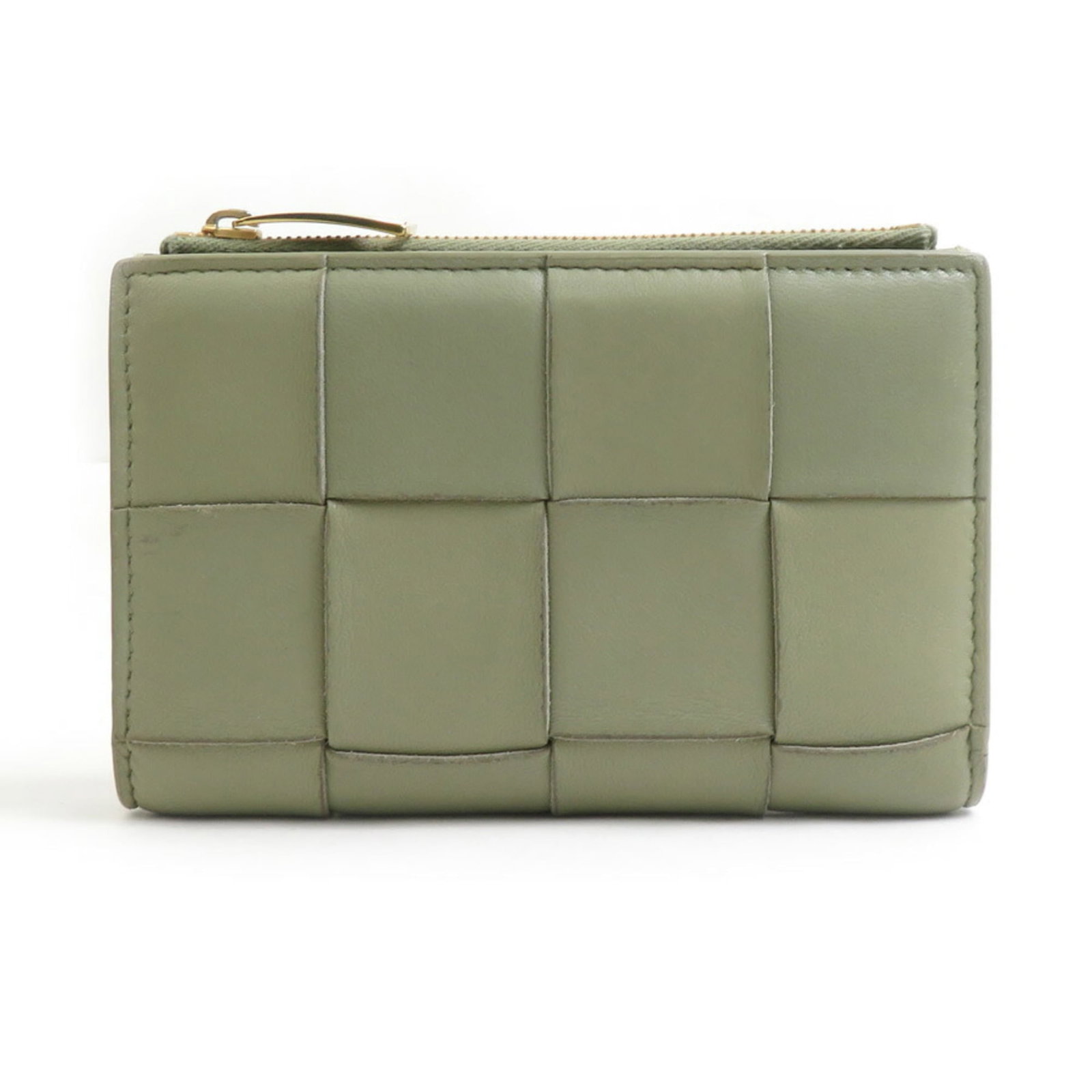 Bottega Veneta Wallet (Bi-Fold) Leather: Bottega Veneta Wallet (Bi-Fold) Leather The Bottega Veneta bi-fold wallet features a stunning green leather exterior with subtle signs of usage. Measuring 14.3cm x 19cm x 1.5cm, it offers ample space