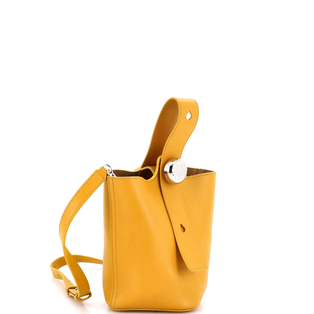Pebble Leather Bucket Bag Loewe: Pebble Leather Bucket Bag Loewe Yellow Pebble Leather Bucket Bag from Loewe, featuring a suede interior and silver hardware. Minor creases and scuffs are present on the exterior leather, while the