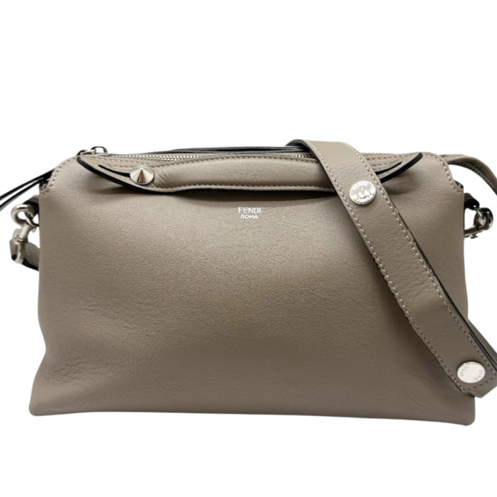 Fendi Shoulder Bag Leather: Fendi Shoulder Bag Leather Grayish Fendi shoulder bag made from high-quality leather, featuring a classic design with subtle scratches and signs of usage. The bag measures 18cm x 28cm x 12cm and has b