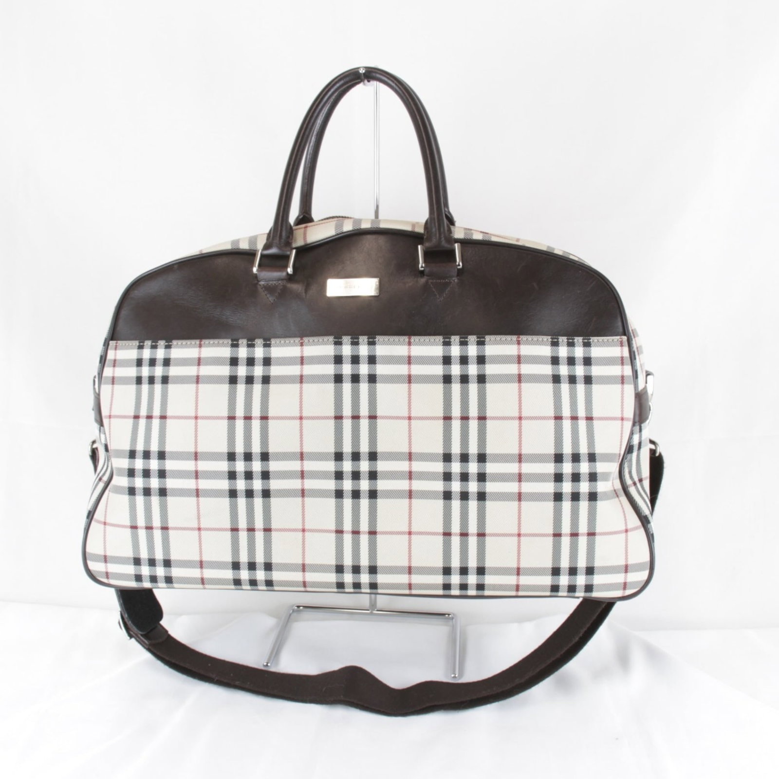 Boston Bag Canvas Burberry: Boston Bag Canvas Burberry Canvas Burberry bag in beige, featuring a classic Boston Bag design. The bag shows signs of usage with minor scratches and dirt, but remains in good condition overall. A