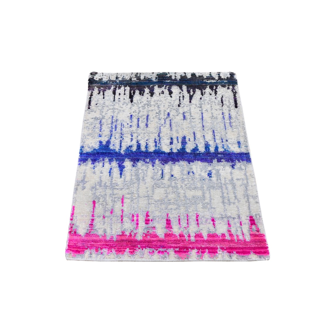 Cardiac silk sari rug oriental hand knotted with textured wool: Cardiac silk sari rug oriental hand knotted with textured wool Grey Cardiac silk sari rug, intricately hand-knotted with textured wool, boasts an elegant rectangular field featuring subtle patterns